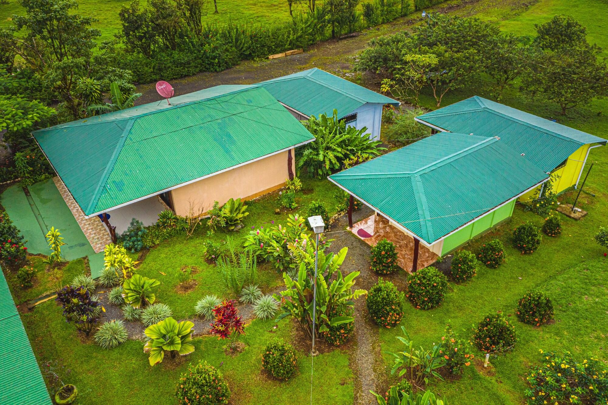 Vista Exterior Rio Celeste Springs Blue Lodge