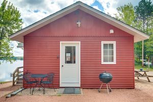 Alquiler Vacacional - Waterfront Wisconsin Cabin: Private Dock, Grill