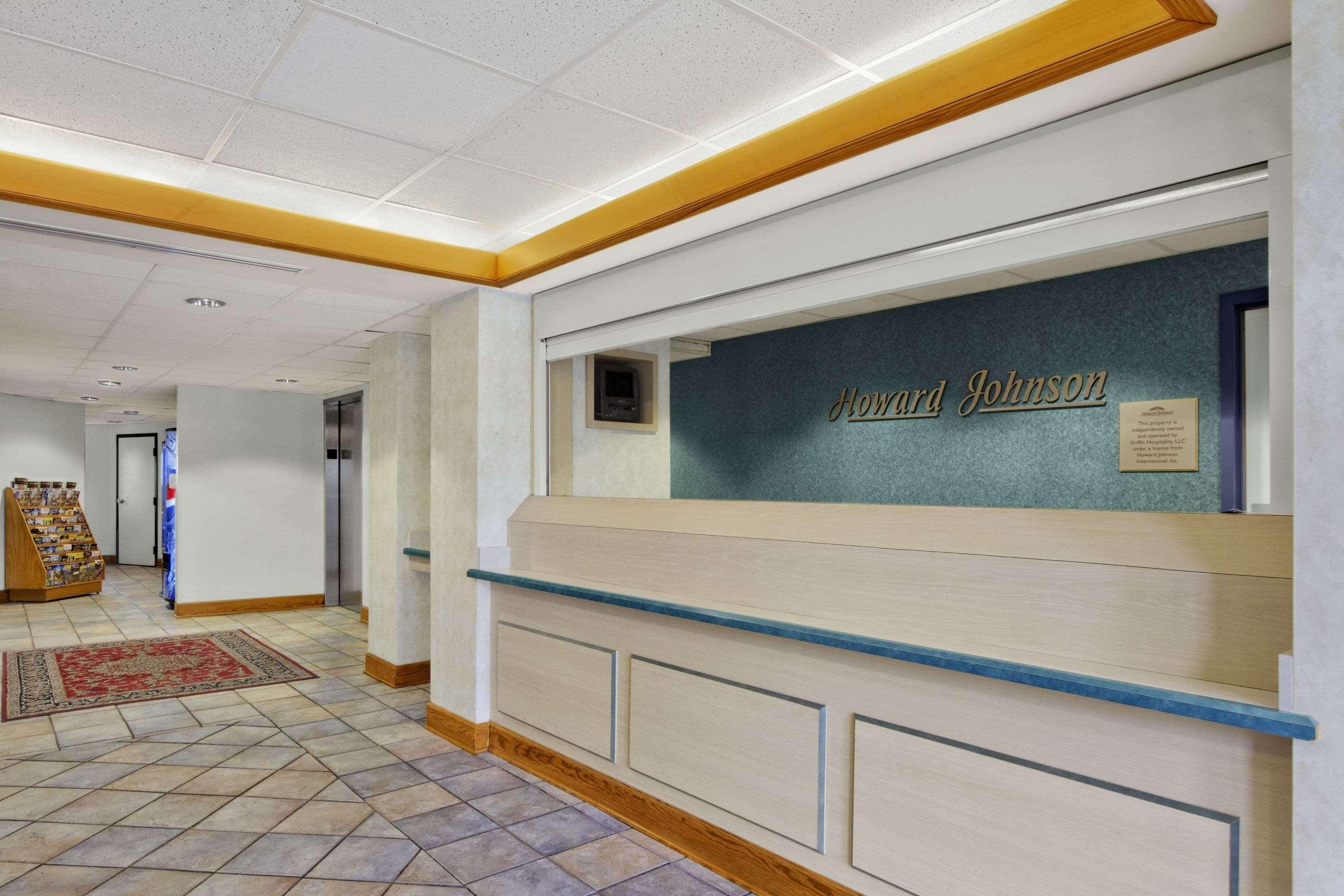 Vista Lobby Howard Johnson by Wyndham Tifton GA I-75