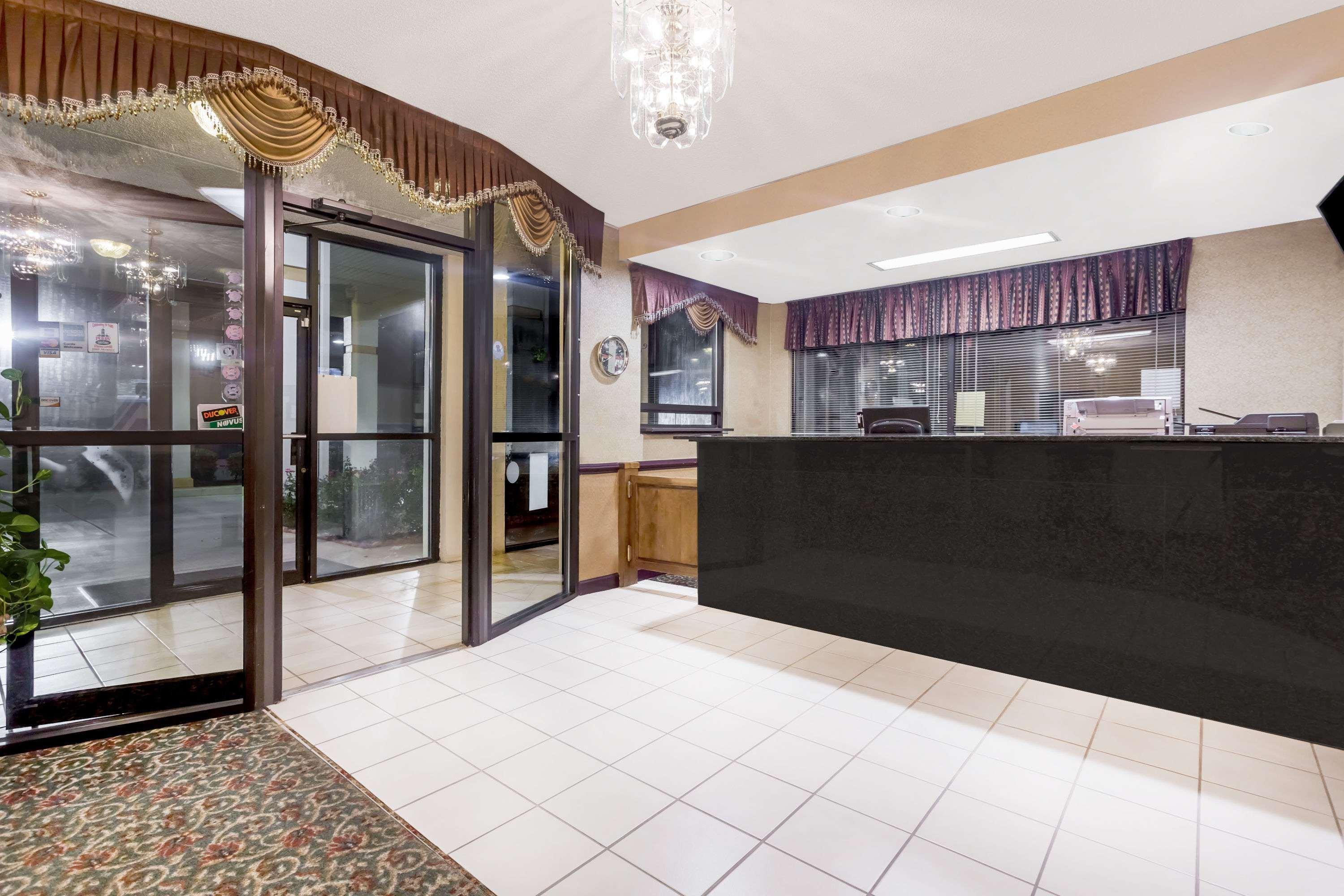 Vista Lobby Howard Johnson by Wyndham Perry GA