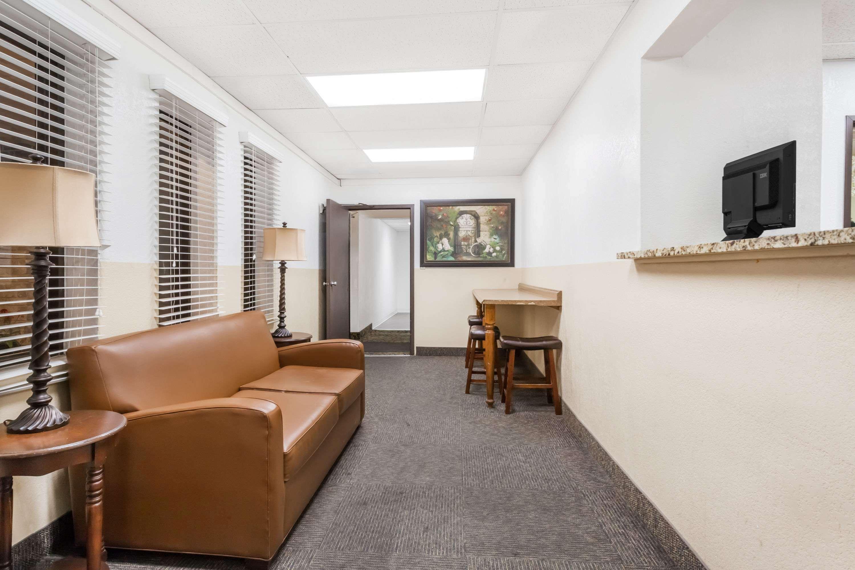 Vista Lobby Super 8 by Wyndham Montgomery Maybrook