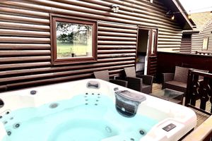 Alojamiento - Keer Side Lodge, Luxury Lodge With Private hot tub at Pine Lake Resort