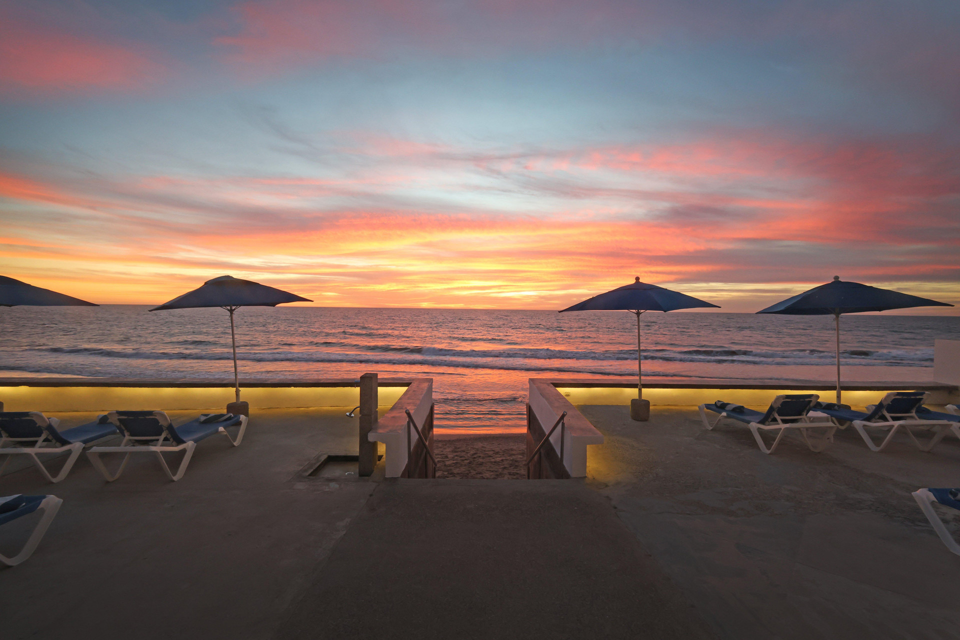 Vista Piscina Garner Hotel Mazatlan Beach by IHG