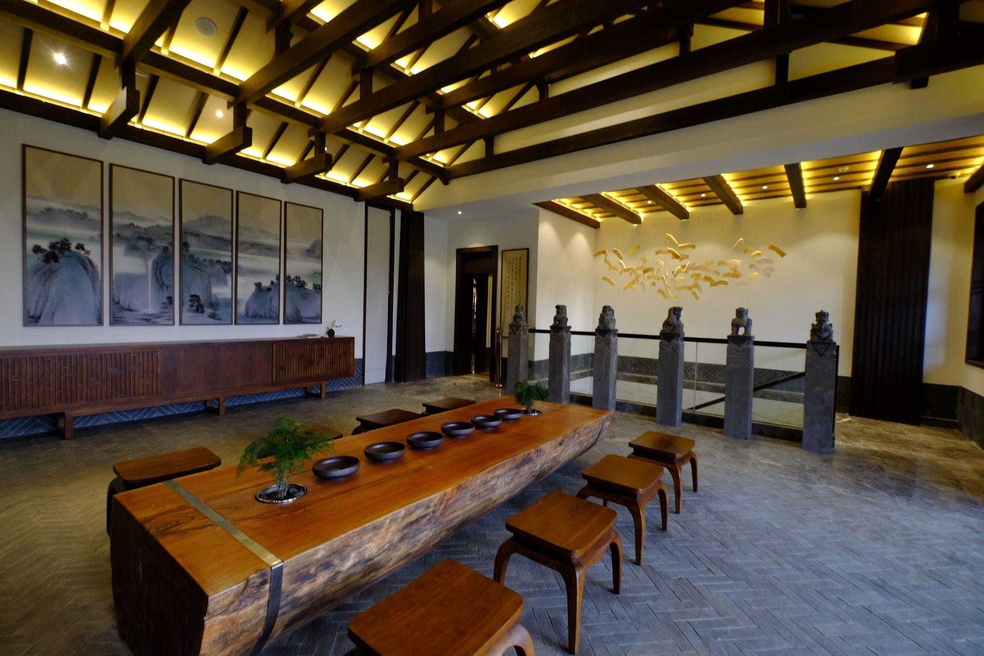 Vista Lobby Ven Courtyard