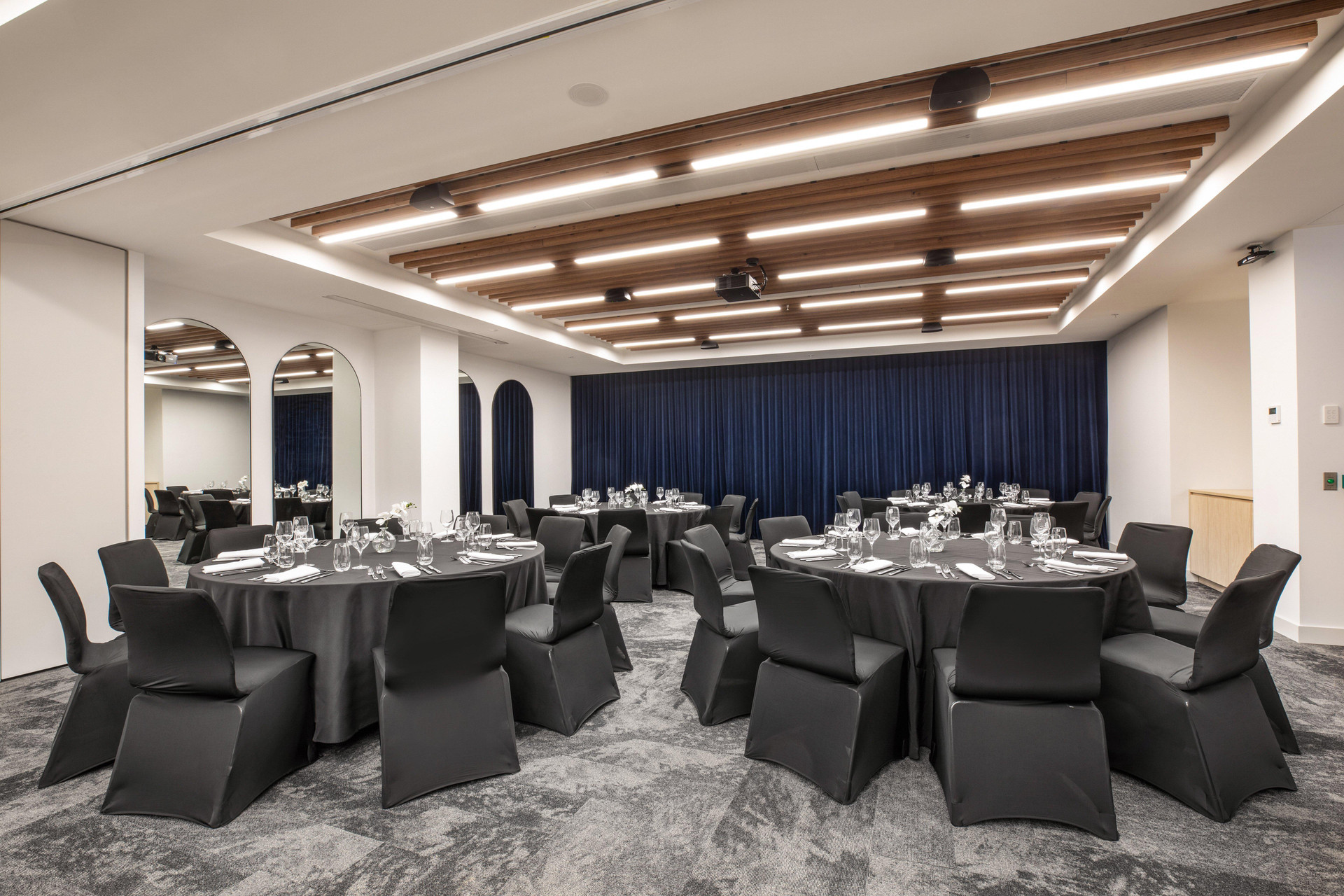 Vista Lobby Holiday Inn Dandenong by IHG