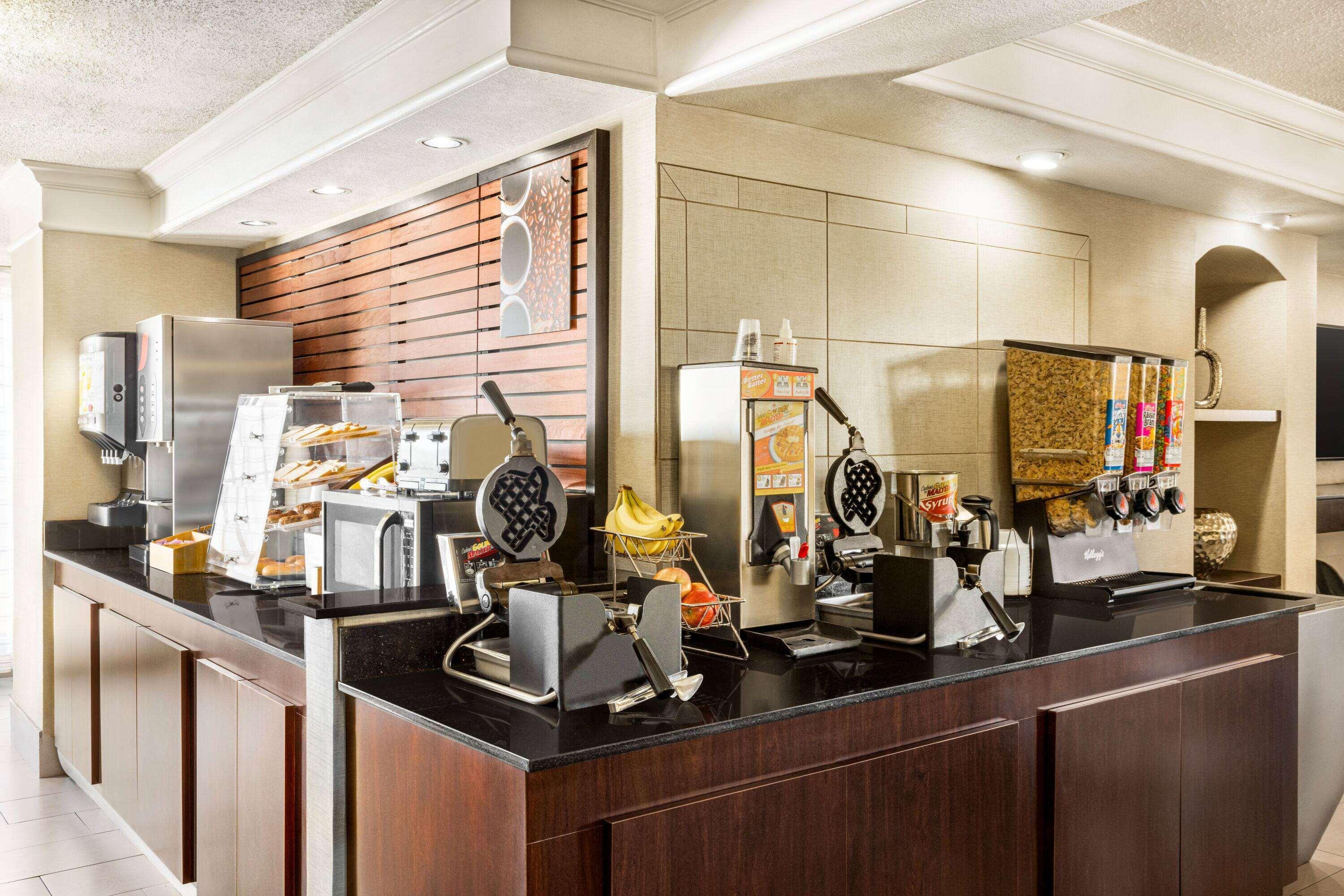 Restaurant La Quinta Inn by Wyndham San Antonio I-35 N at Toepperwein
