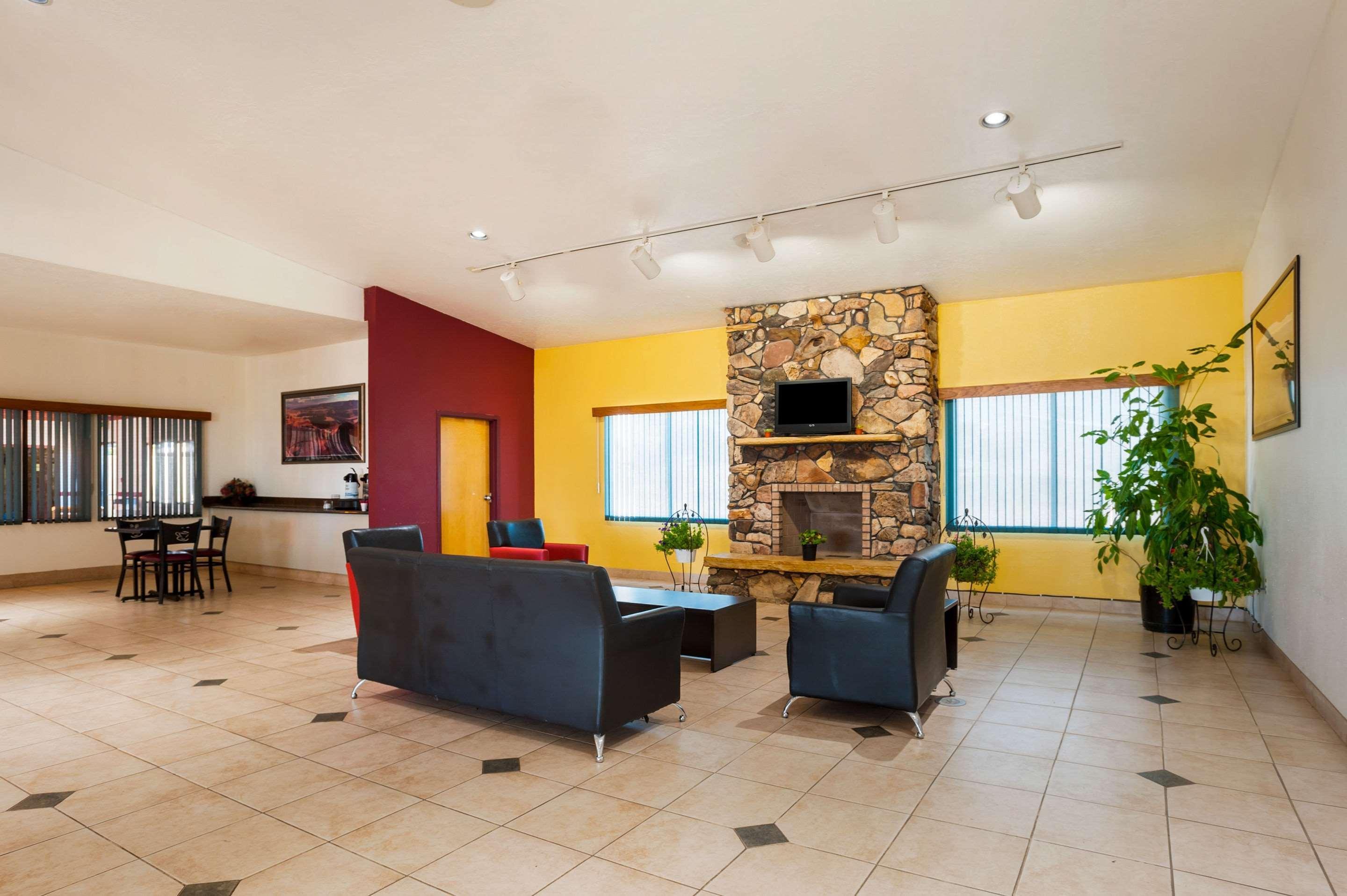 Vista Lobby Rodeway Inn & Suites Blanding