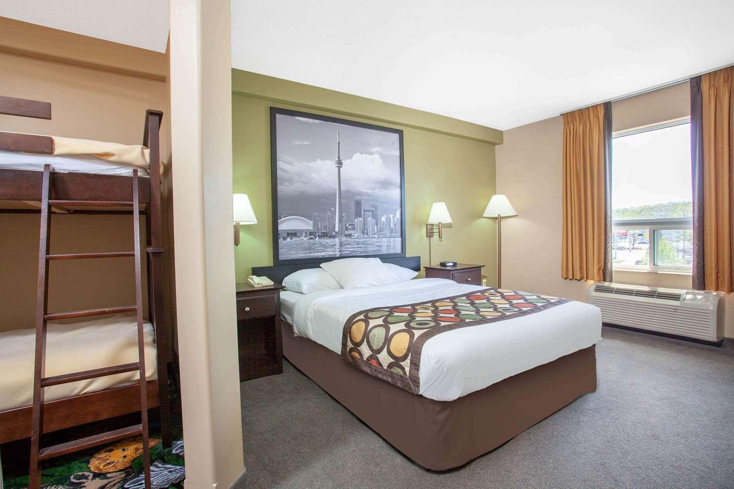 Suite Super 8 by Wyndham Midland