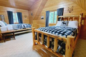 Alojamiento - Log Cabin Getaway with Hot Tub. Close to Lake Michigan.