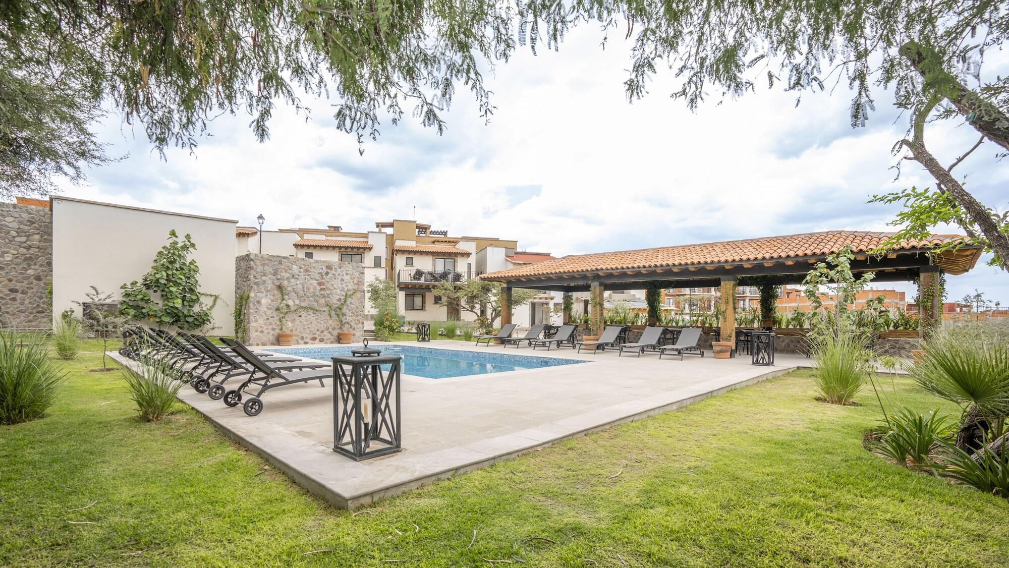 Varios 4BR Oasis with Pool & Gym at Nueva Escondida