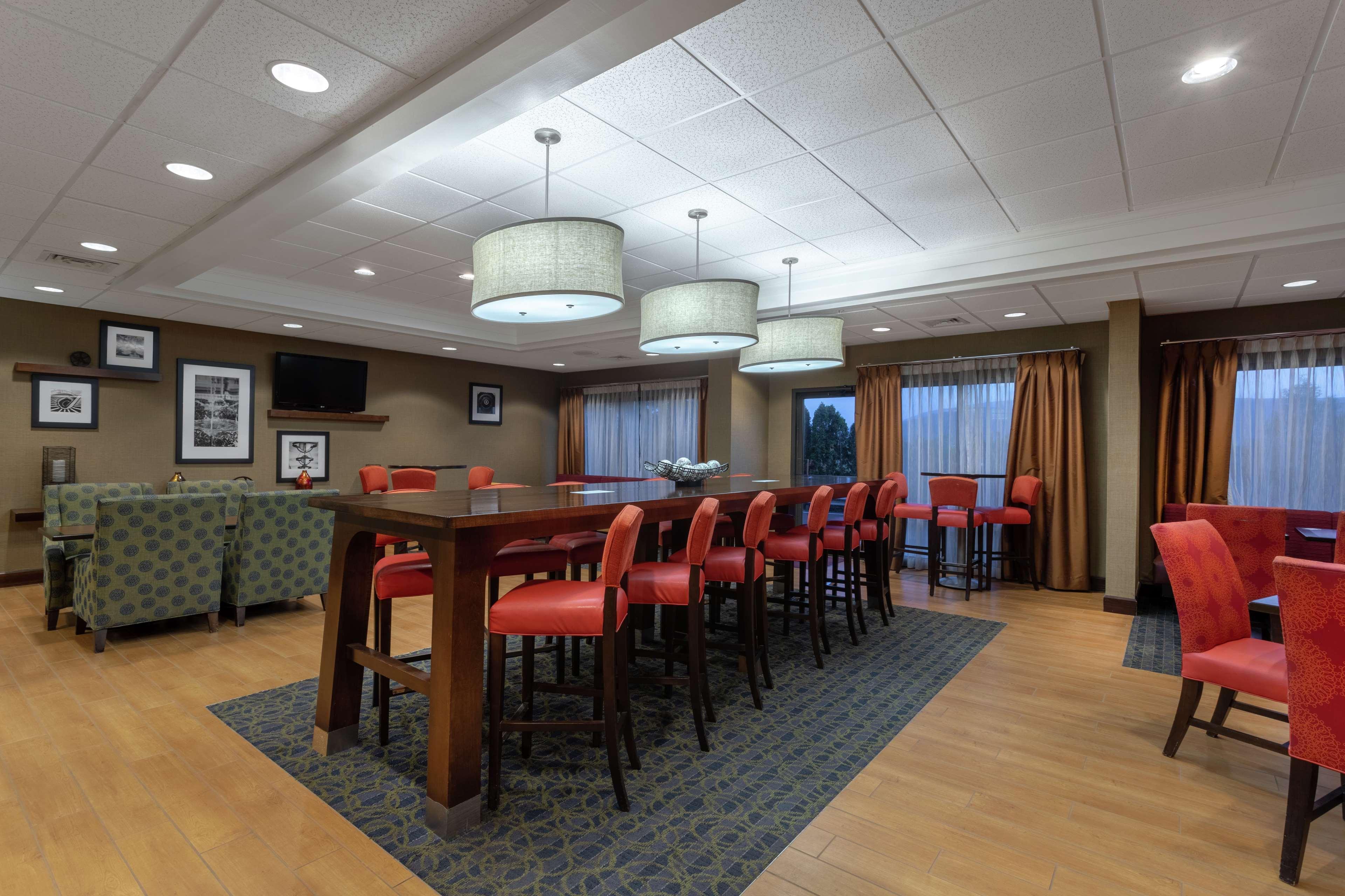 Vista Lobby Hampton Inn Bedford