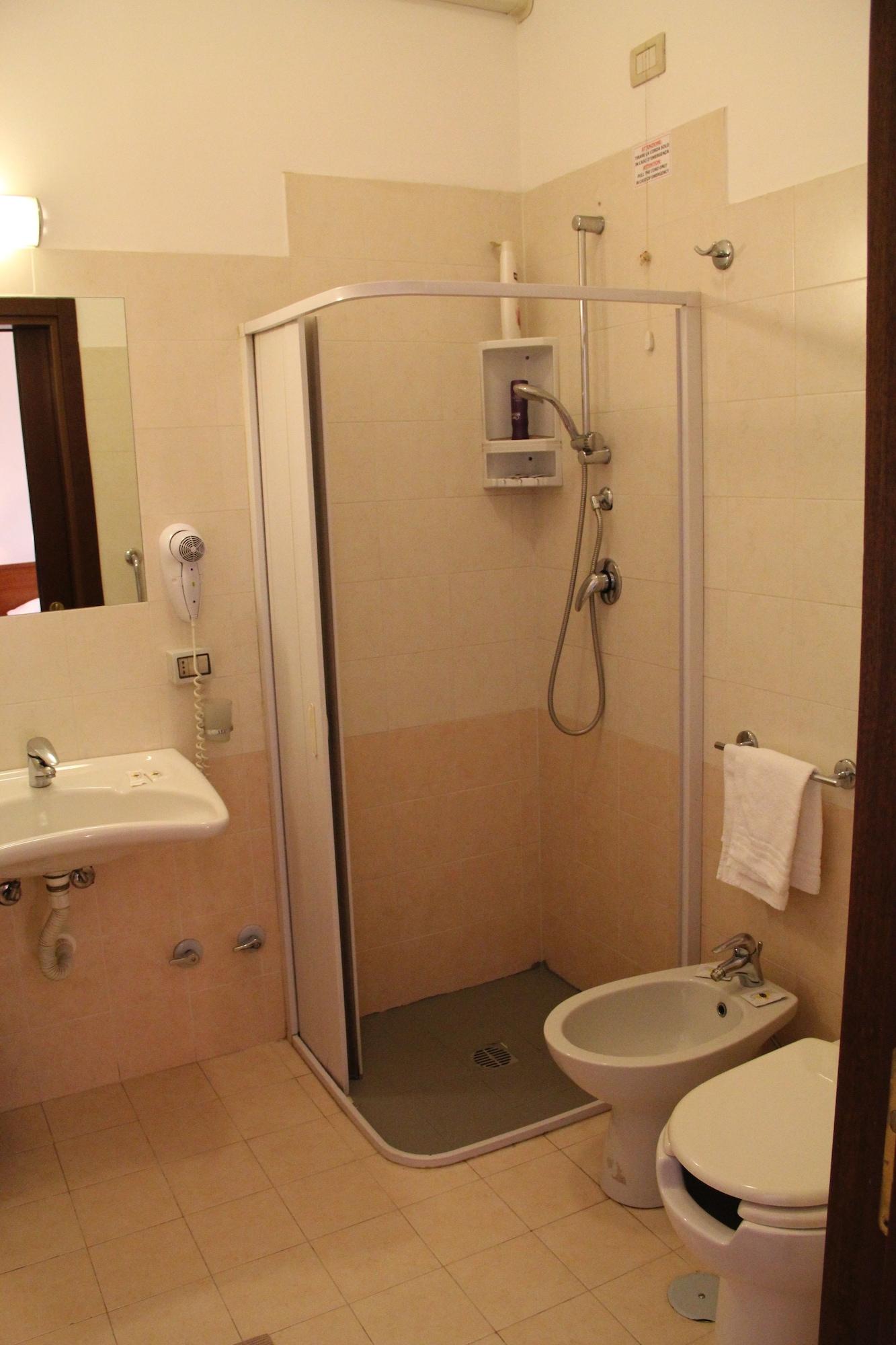 Equipamiento de Habitación Hotel Alessander