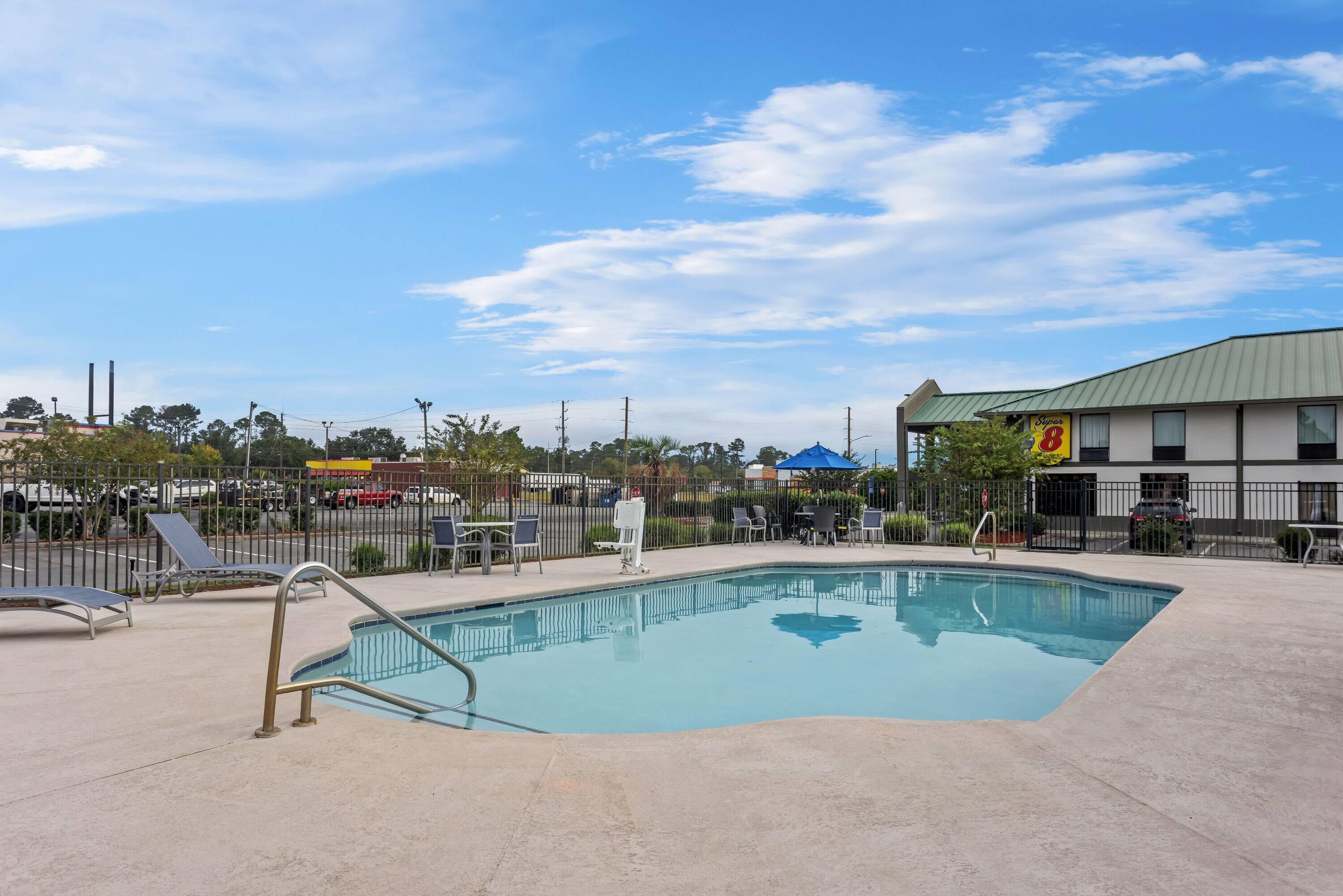 Vista Piscina Super 8 by Wyndham Valdosta GA I-75