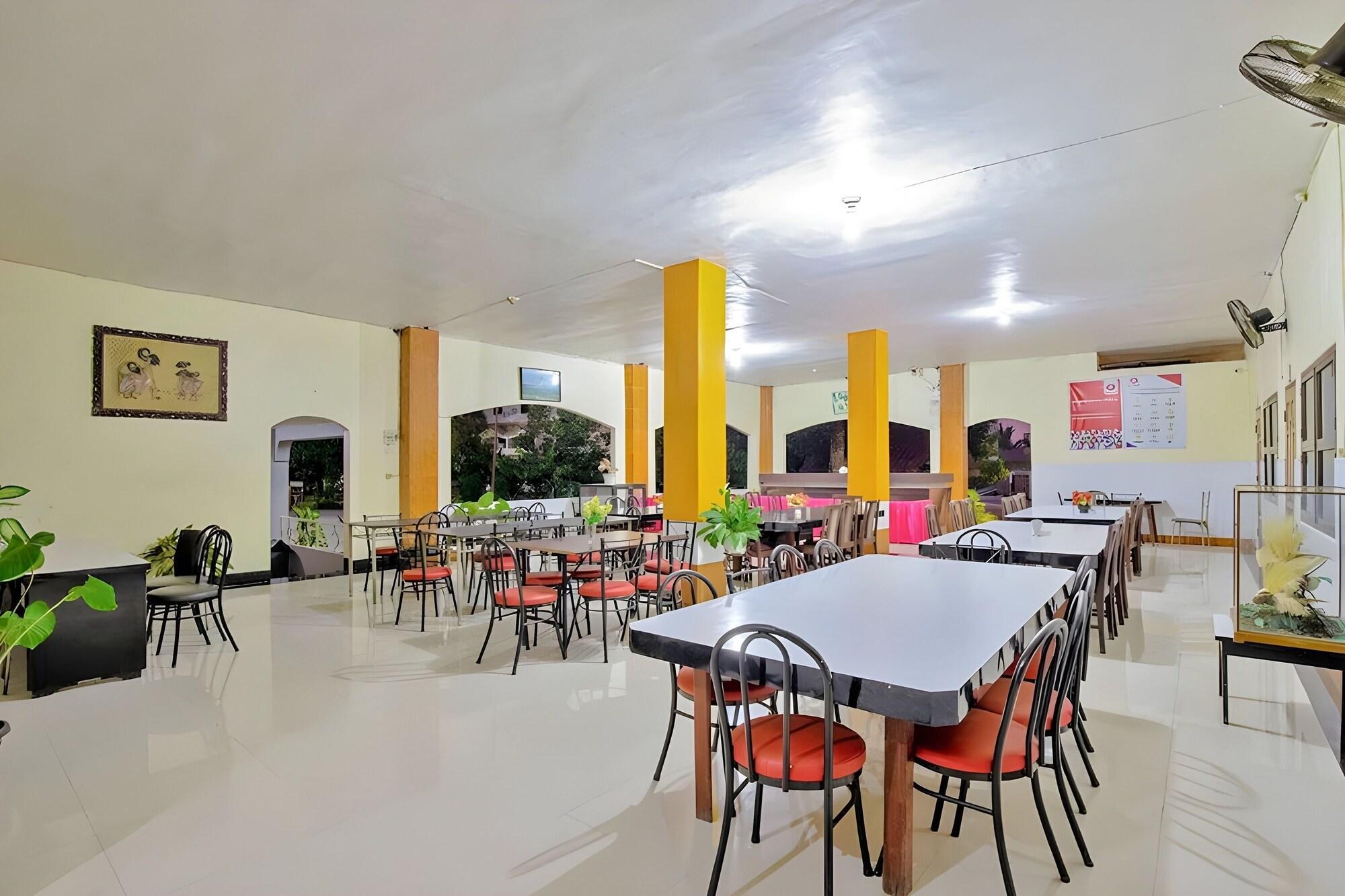 Restaurant Malibou Hotel Medan By Zuzu