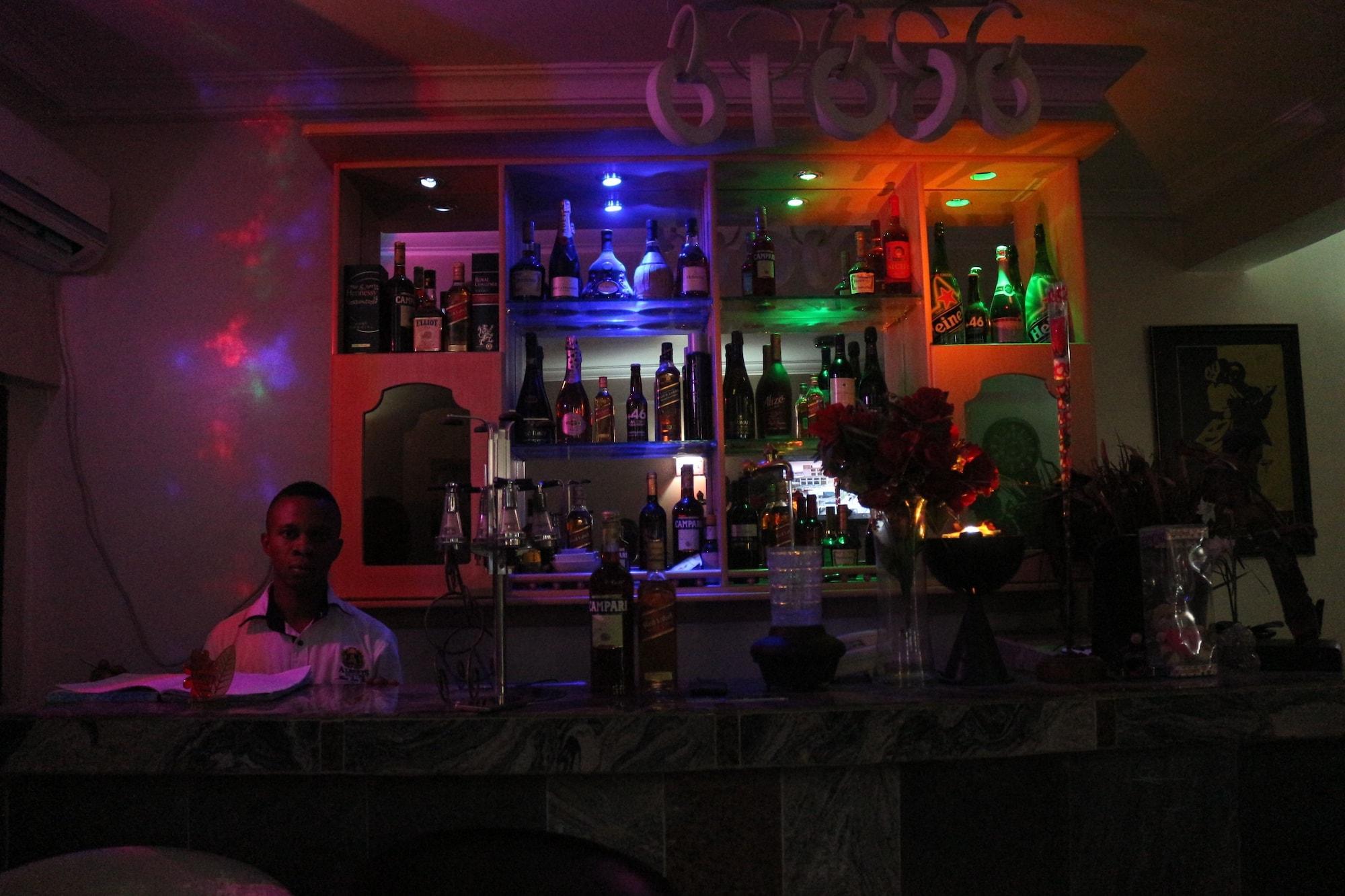 Bar/Salón Albert Suites