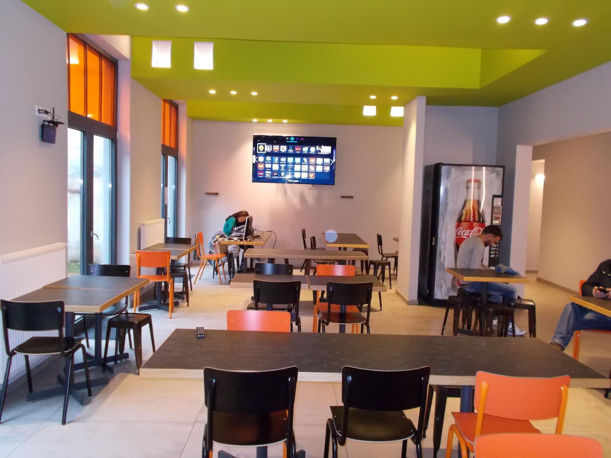 Bar/Salón BRXXXL5 - Hostel