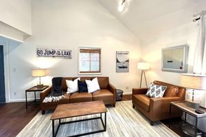 Alquiler Vacacional - This House Got RIZZ - Recently Renovated Lake Thompson Canal Home