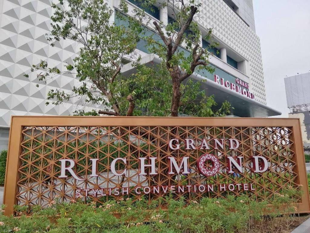 Vista Exterior Grand Richmond Stylish Convention Hotel