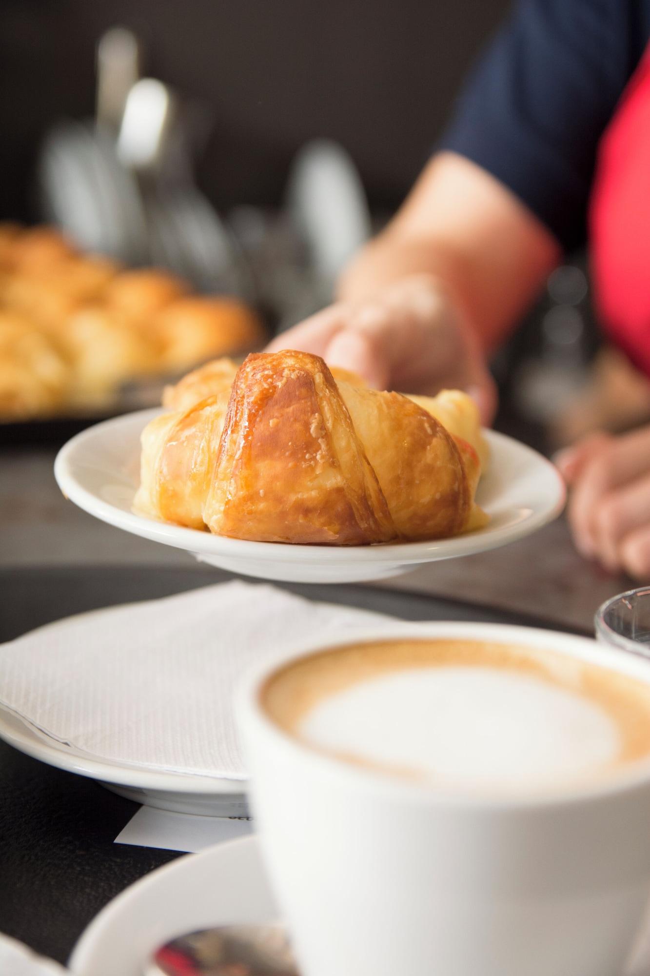 Restaurant Il Magnifico Superior Rooms 400m from Tiburtina Railway Station and 290m from Metro