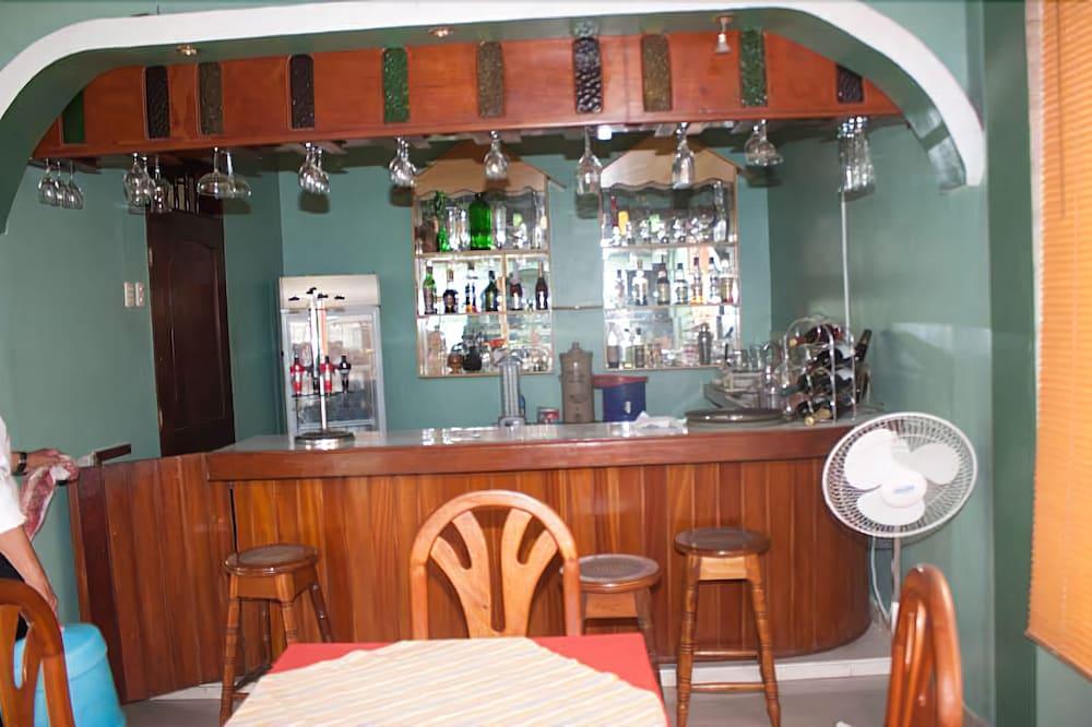 Bar/Salón Hotel & Suites La Posada de Lobo