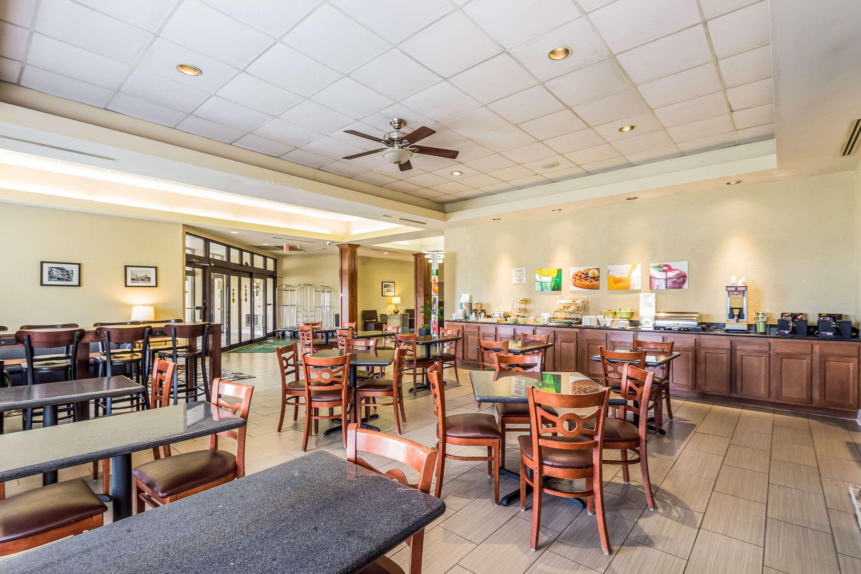 Restaurant Quality Suites Milwaukee Airport