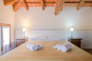 Alquiler Vacacional - Villa with swimming pool surrounded by greenery