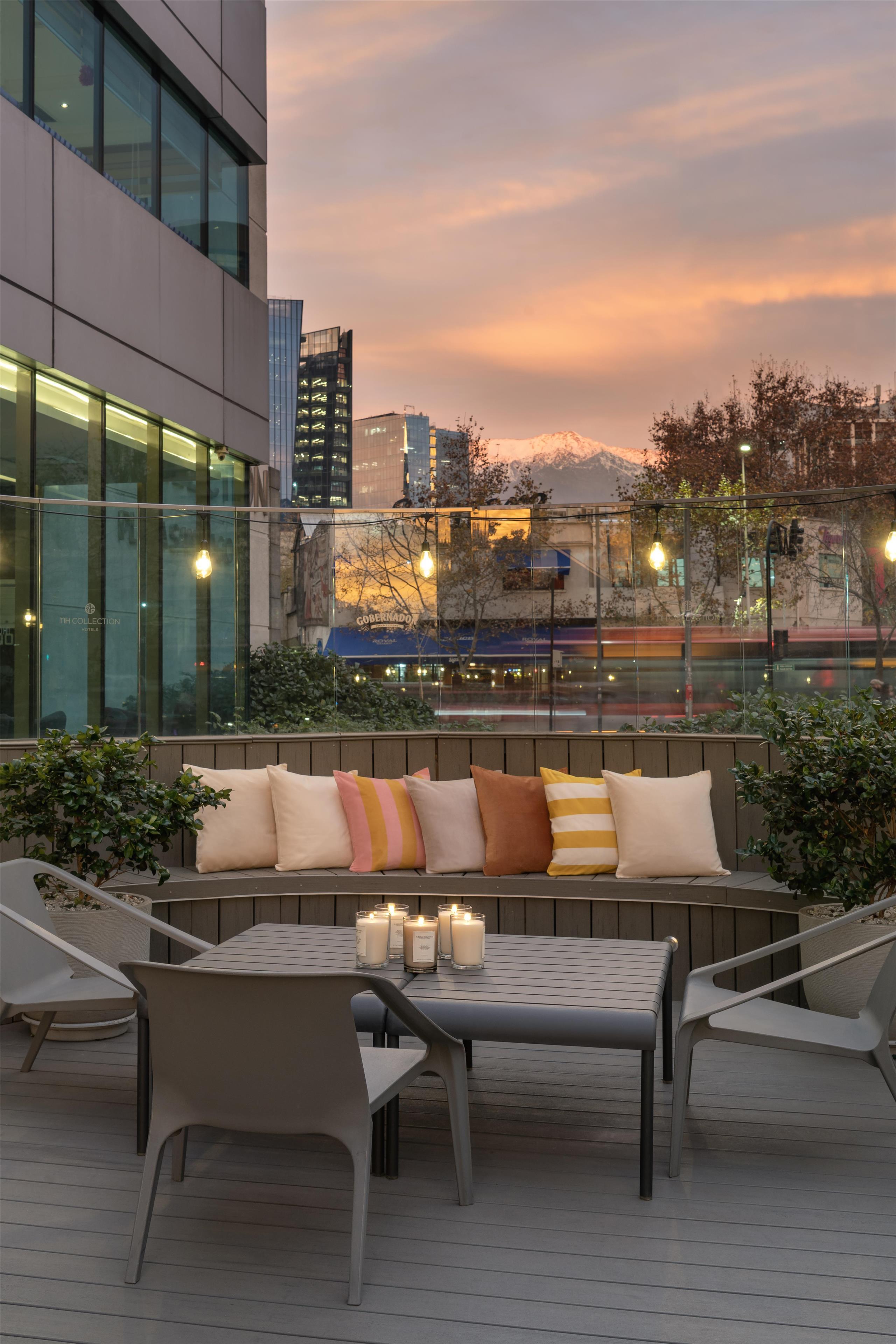 Vista Exterior NH Collection Plaza Santiago