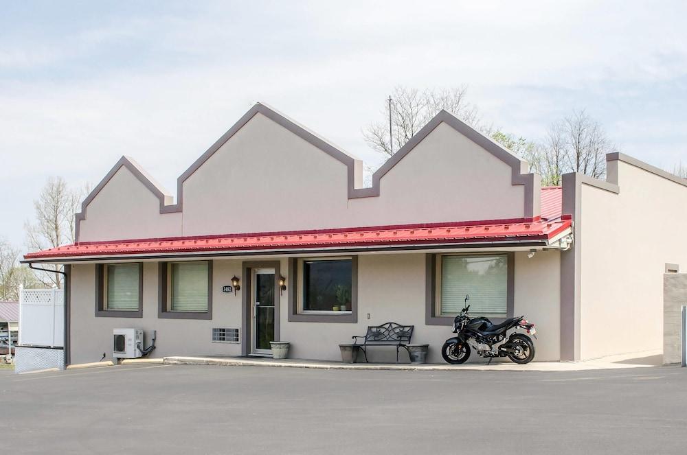 Varios Econo Lodge Bellefonte I-99
