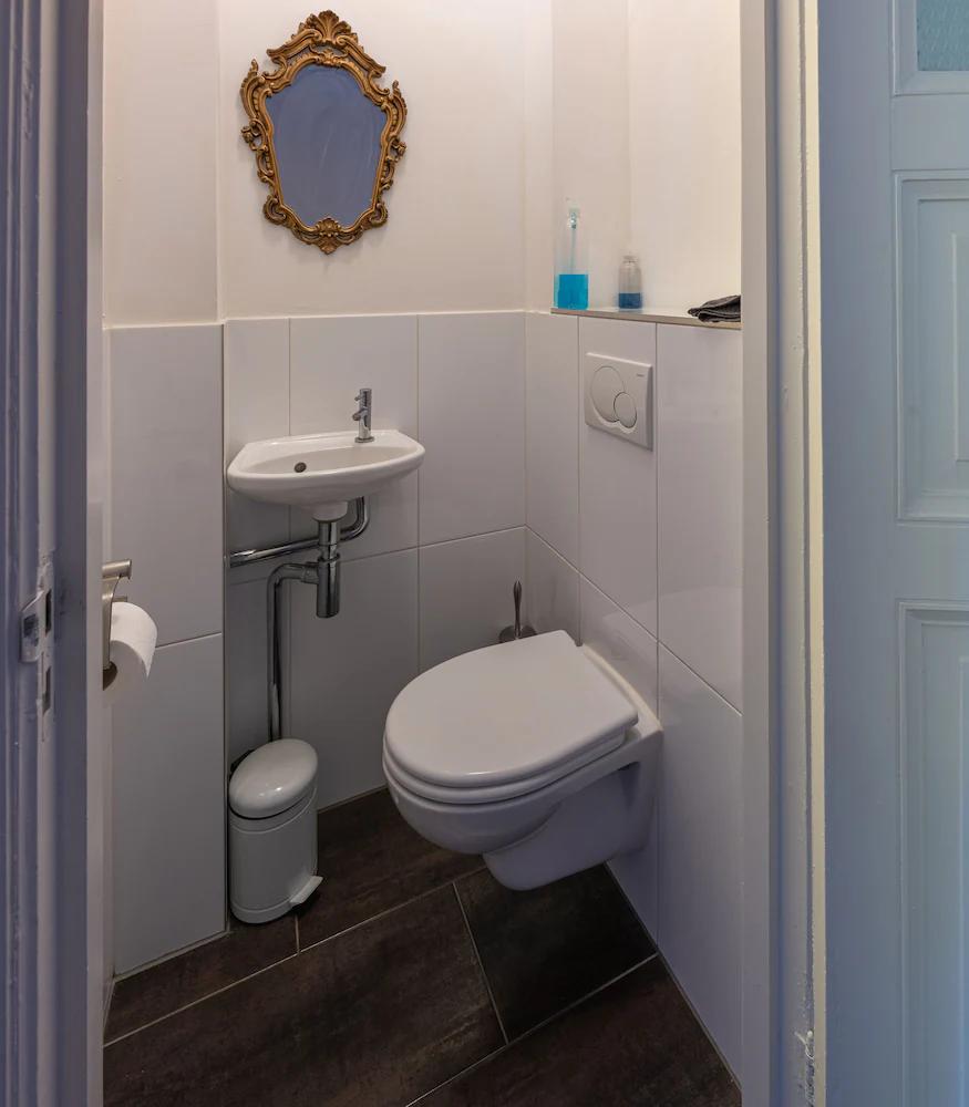 Baño Sézane's Lodges: shared home - not hotel - in museum district