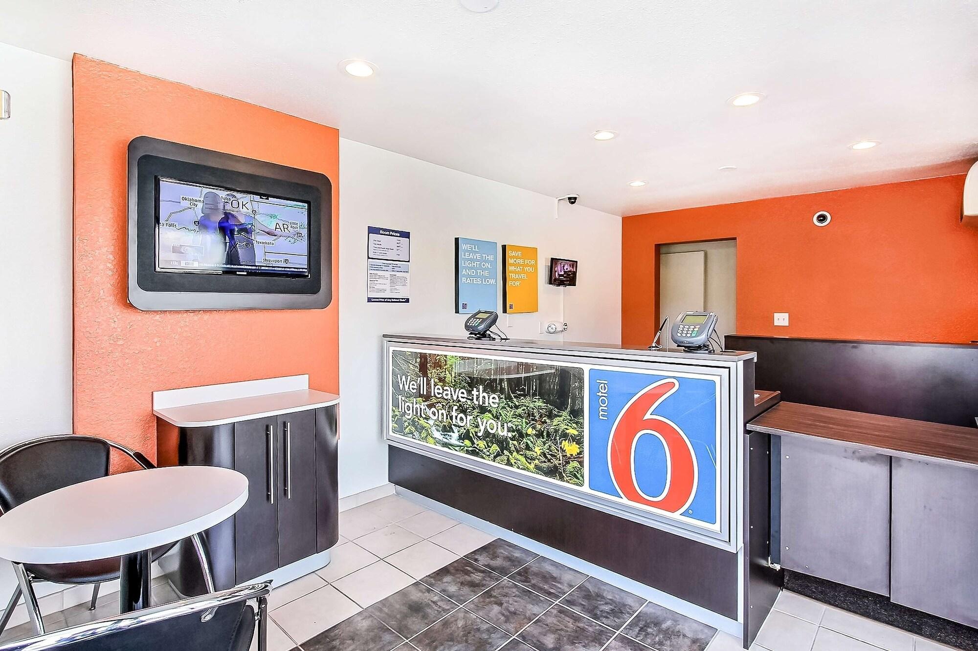 Vista Lobby Motel 6 Sunnyvale, CA - South