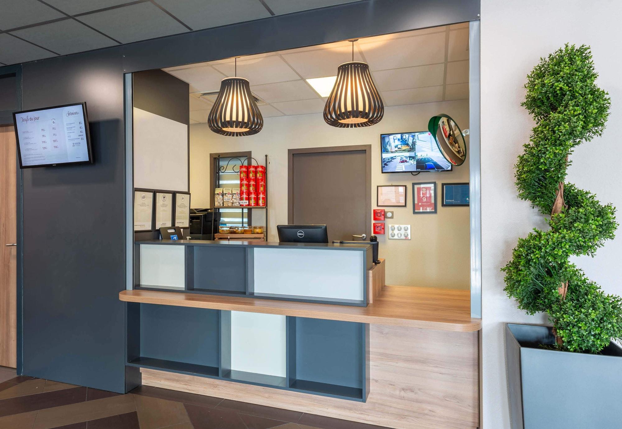 Vista Lobby B&B HOTEL MONTELIMAR Sud