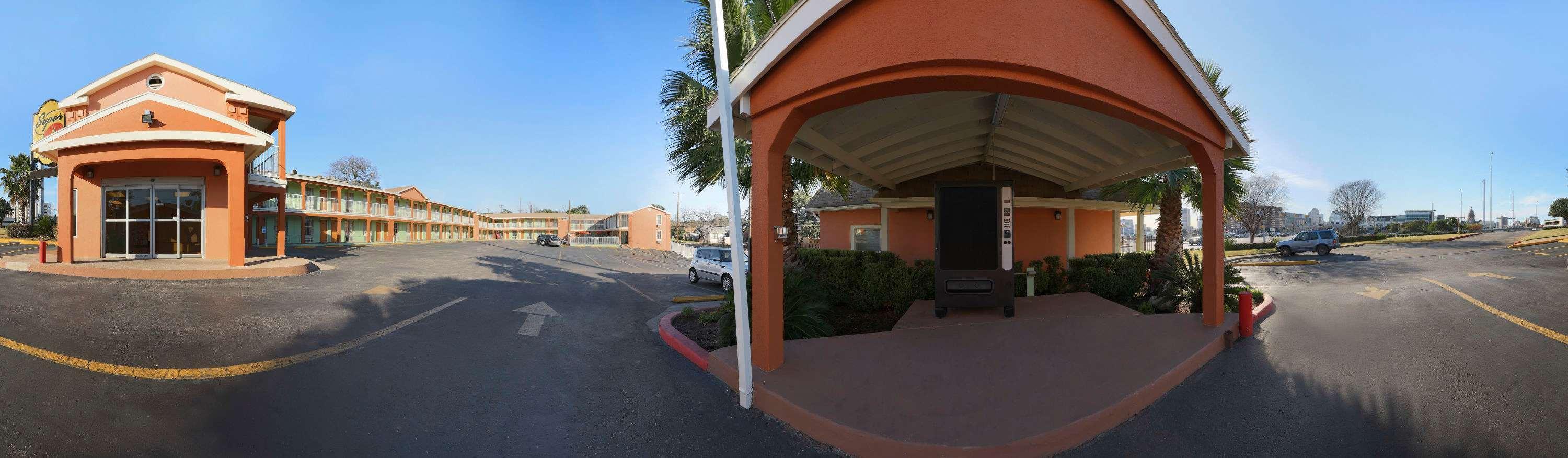 Vista Exterior Super 8 by Wyndham Austin Downtown/Capitol Area