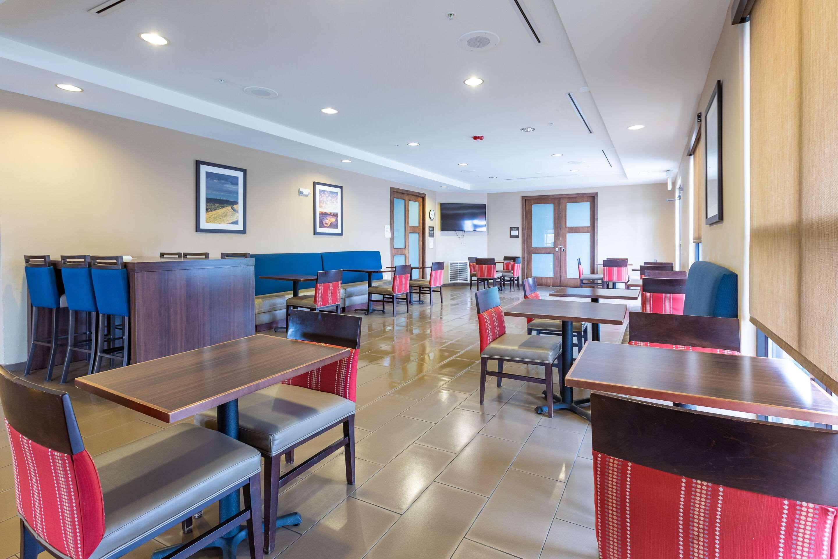 Restaurant Comfort Suites Denver near Anschutz Medical Campus