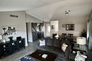 Alquiler Temporario - Updated 1 story 3 bed/2 bath home with pool & spa! Short drive to the Strip!