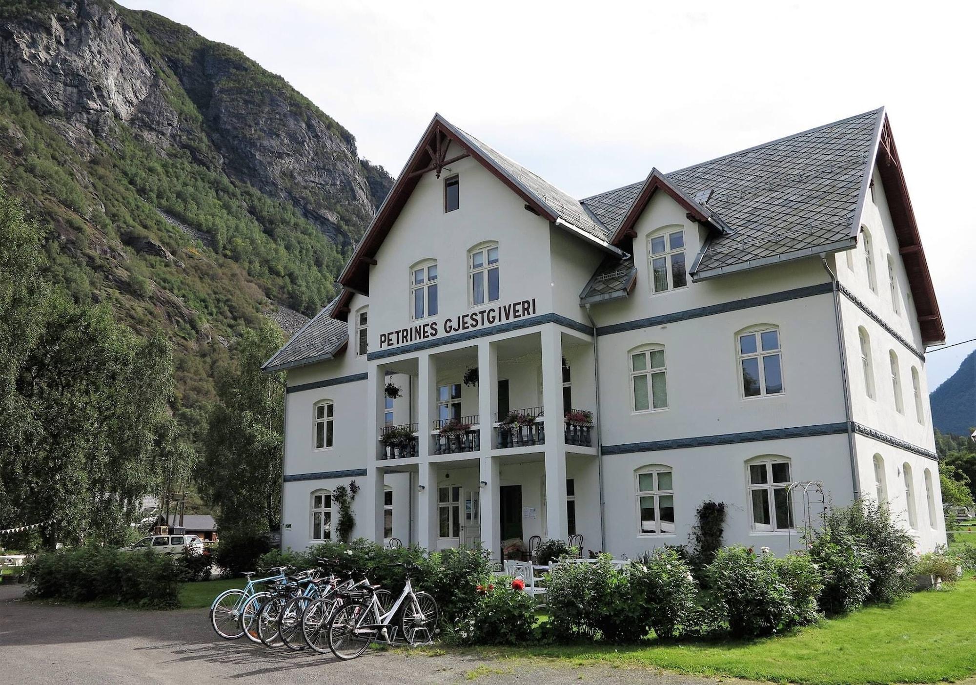 Varios Petrines Guesthouse