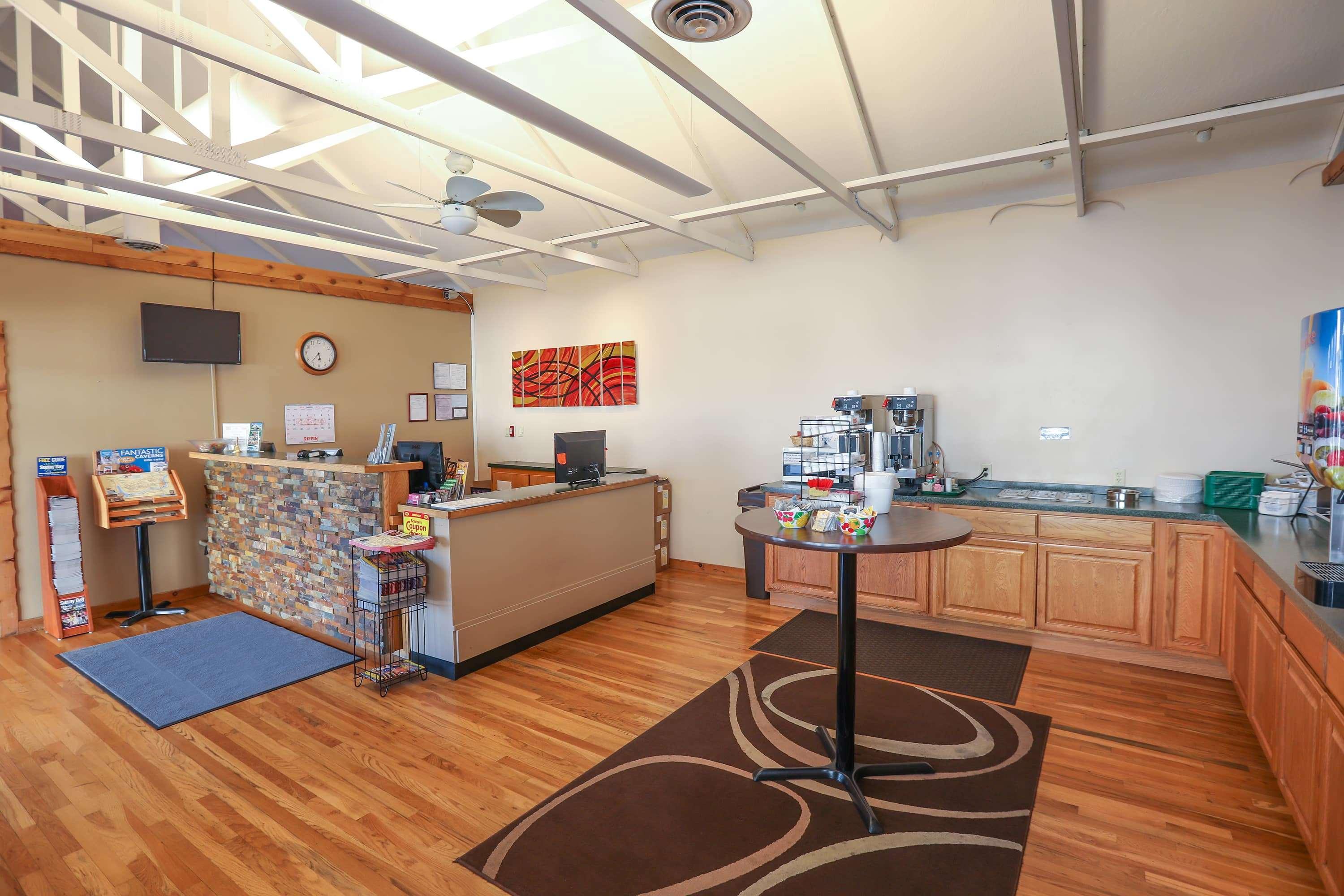 Vista Lobby Super 8 by Wyndham Branson / Shepherd of the Hills Exwy
