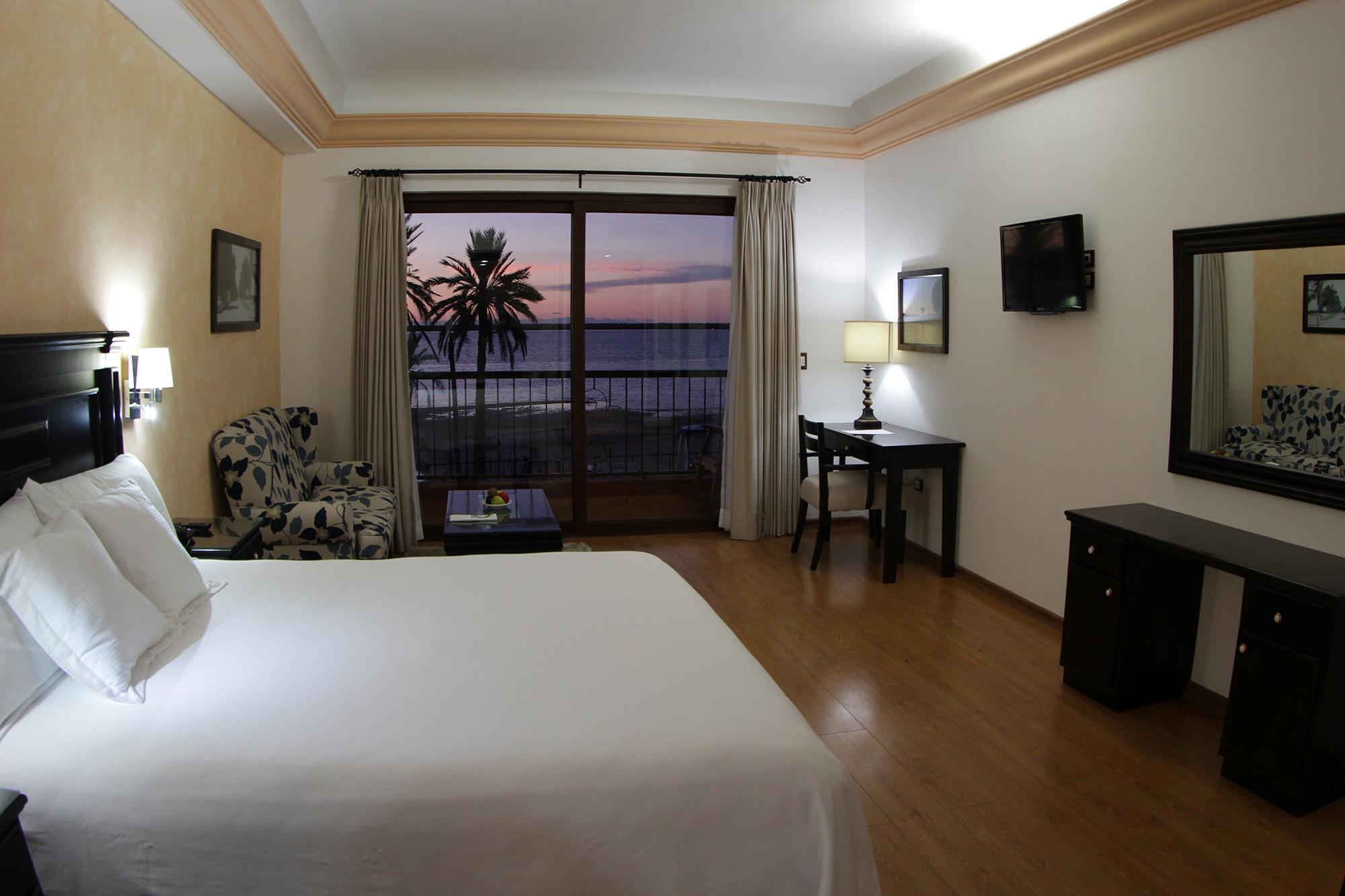 Guest room Posada Hotel & Beach Club