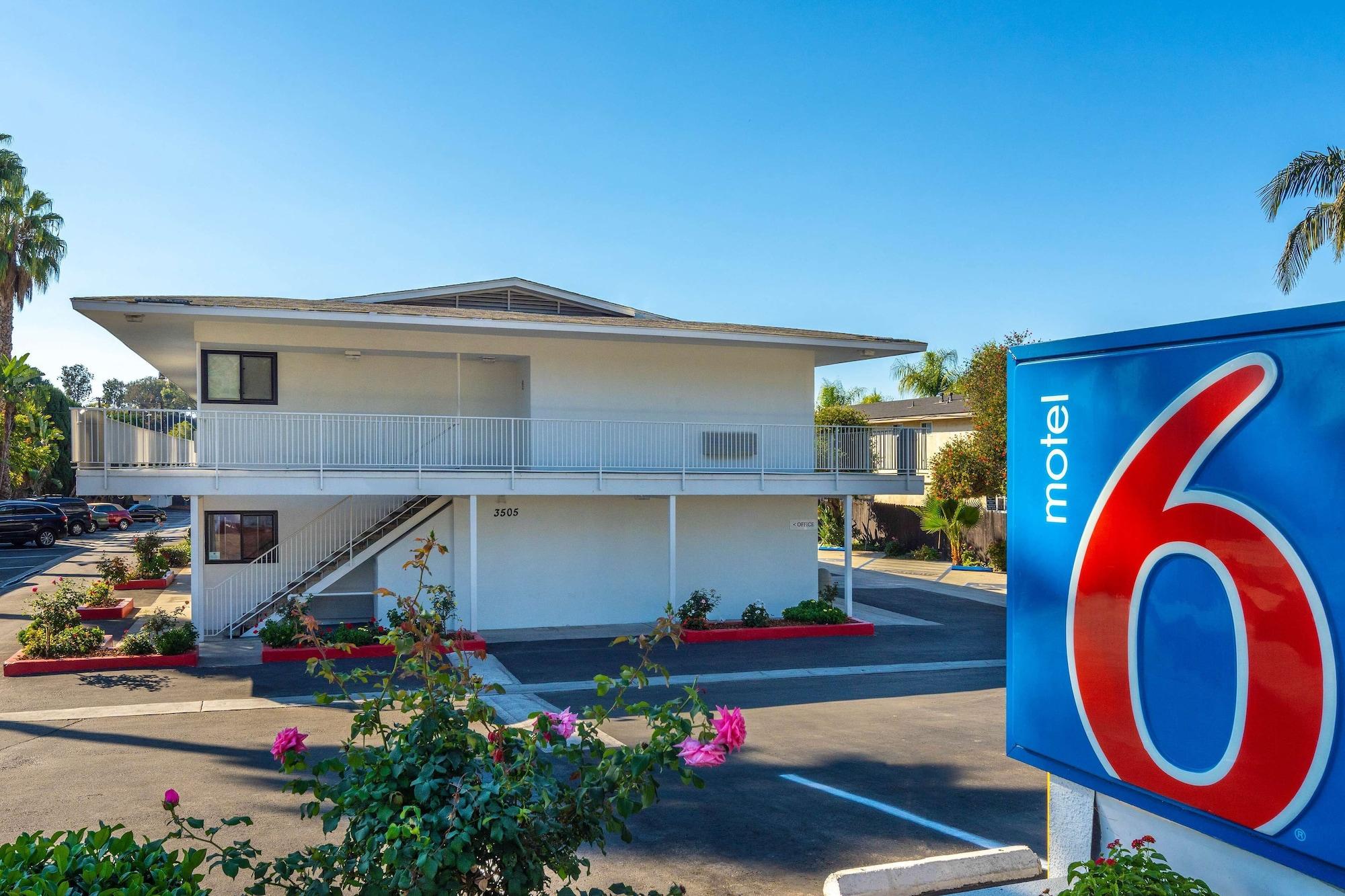 Vista Exterior Motel 6 Santa Barbara, CA - State Street