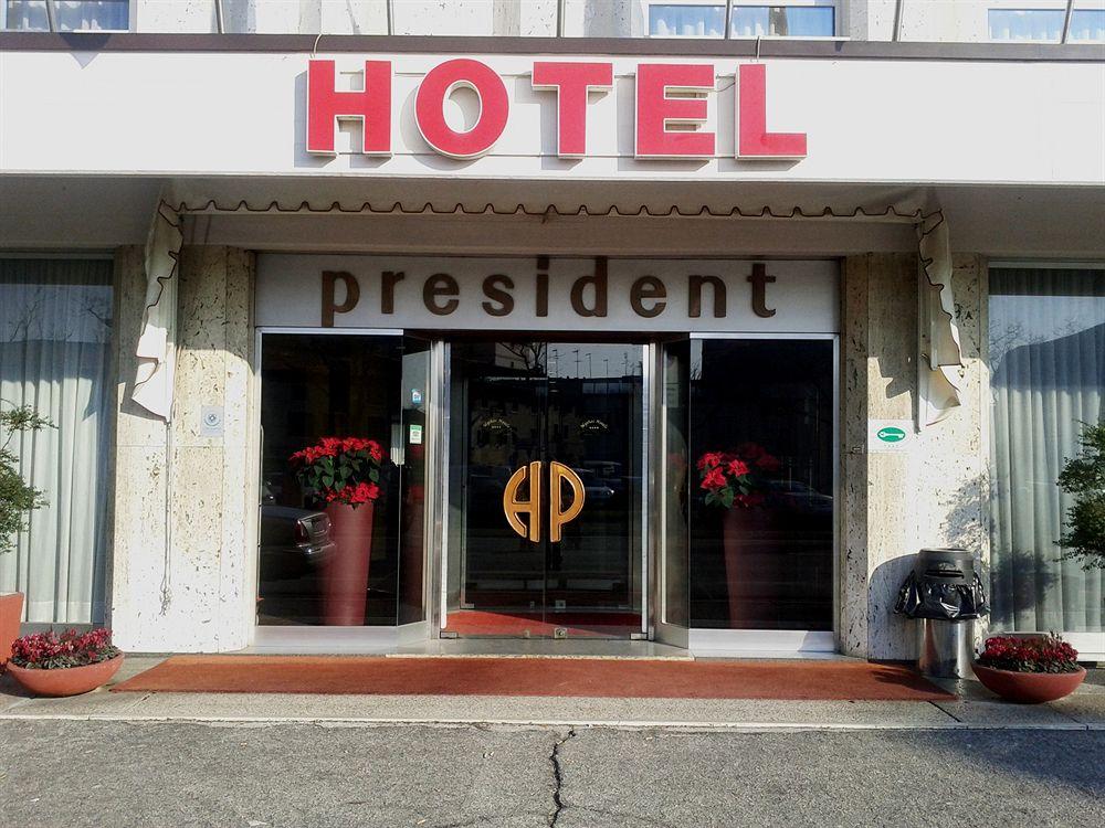 Vista da fachada Hotel President