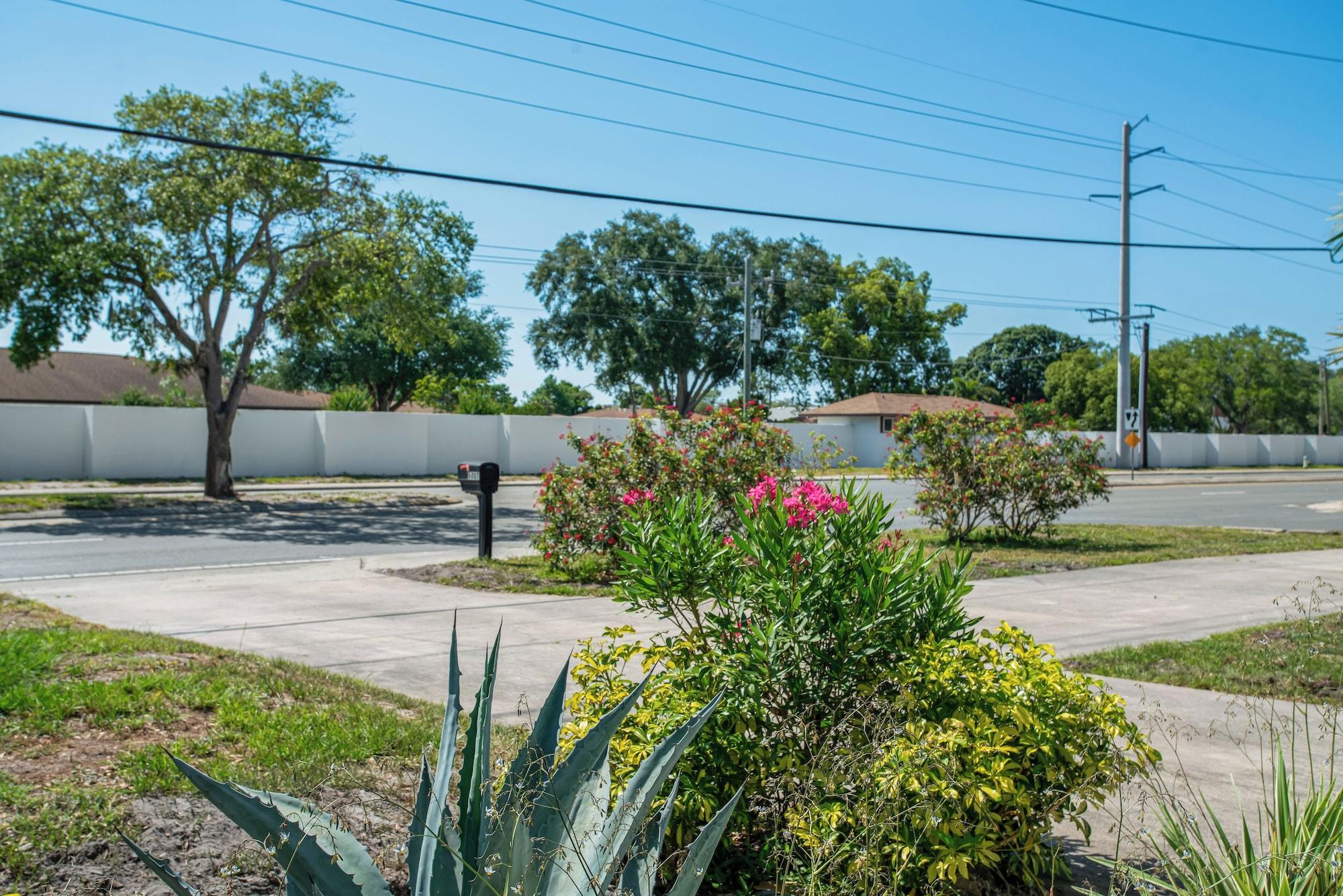 Vista Exterior Luxury Pool Retreat near Siesta Key
