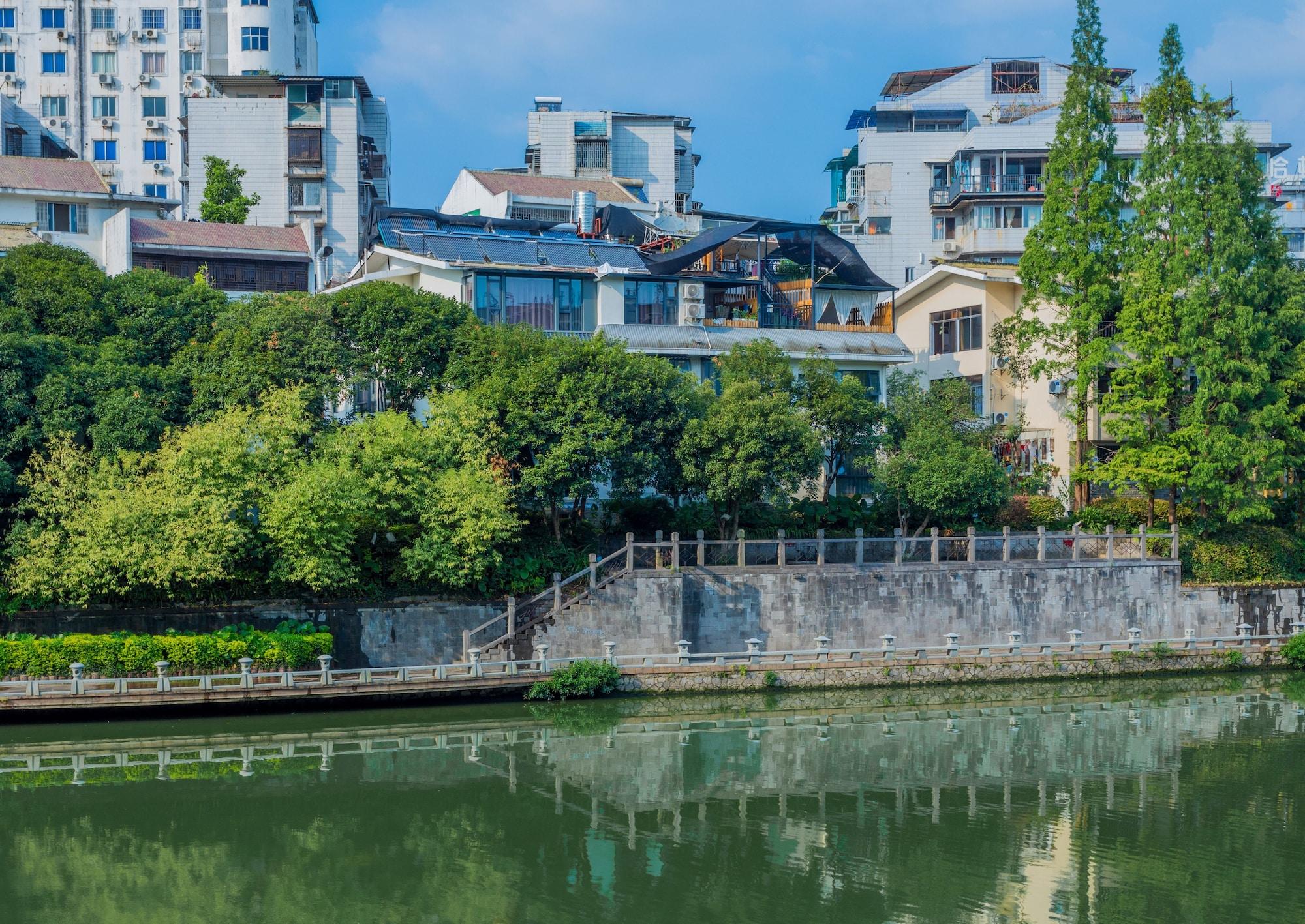 Vista Exterior Riverside Inn Guilin Central