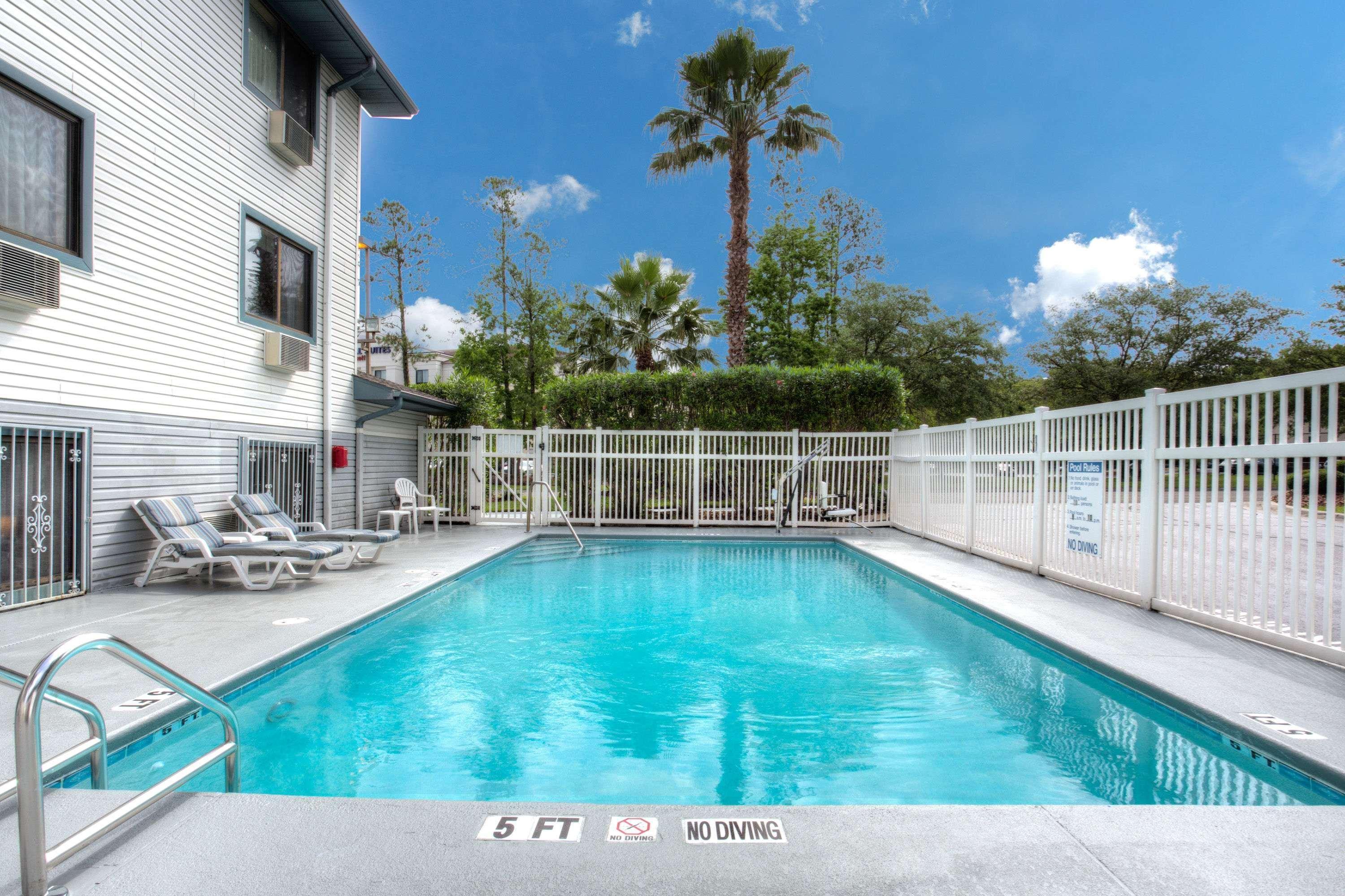 Vista Piscina Super 8 by Wyndham Gainesville I-75 Hospital University Area