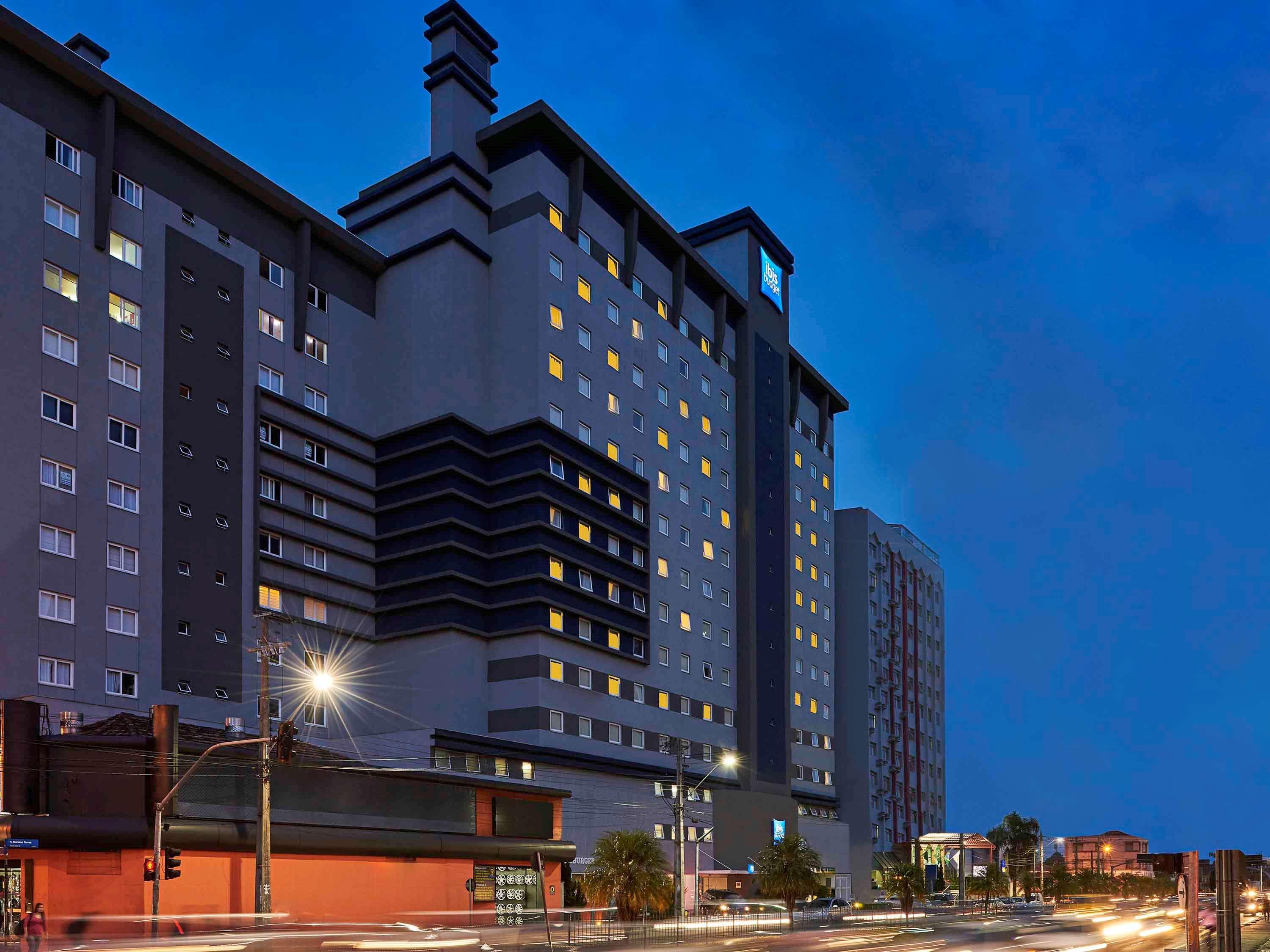 Vista Exterior ibis budget Curitiba Centro