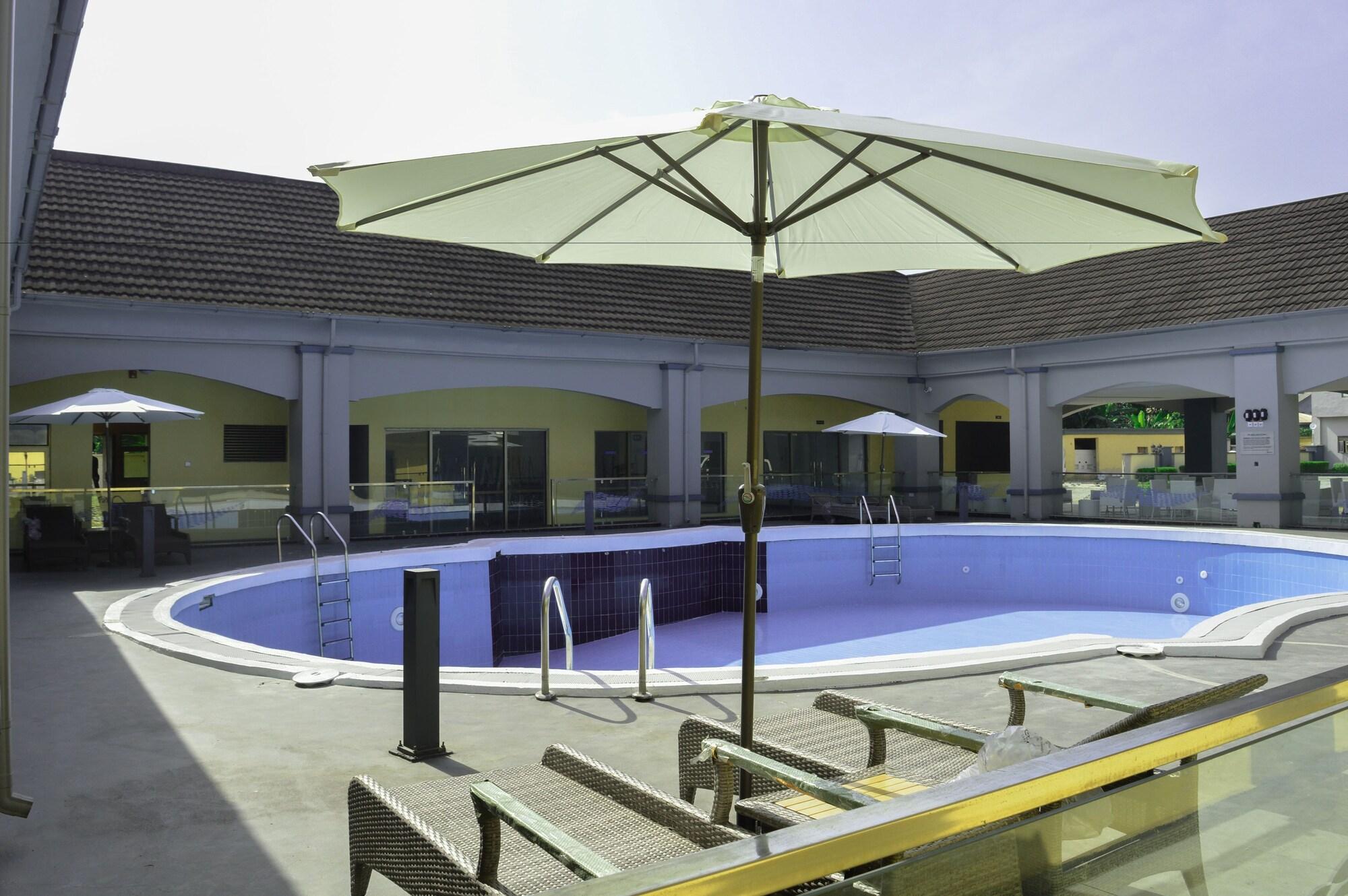 Vista Piscina The Addrex Hotel And Suites Aba
