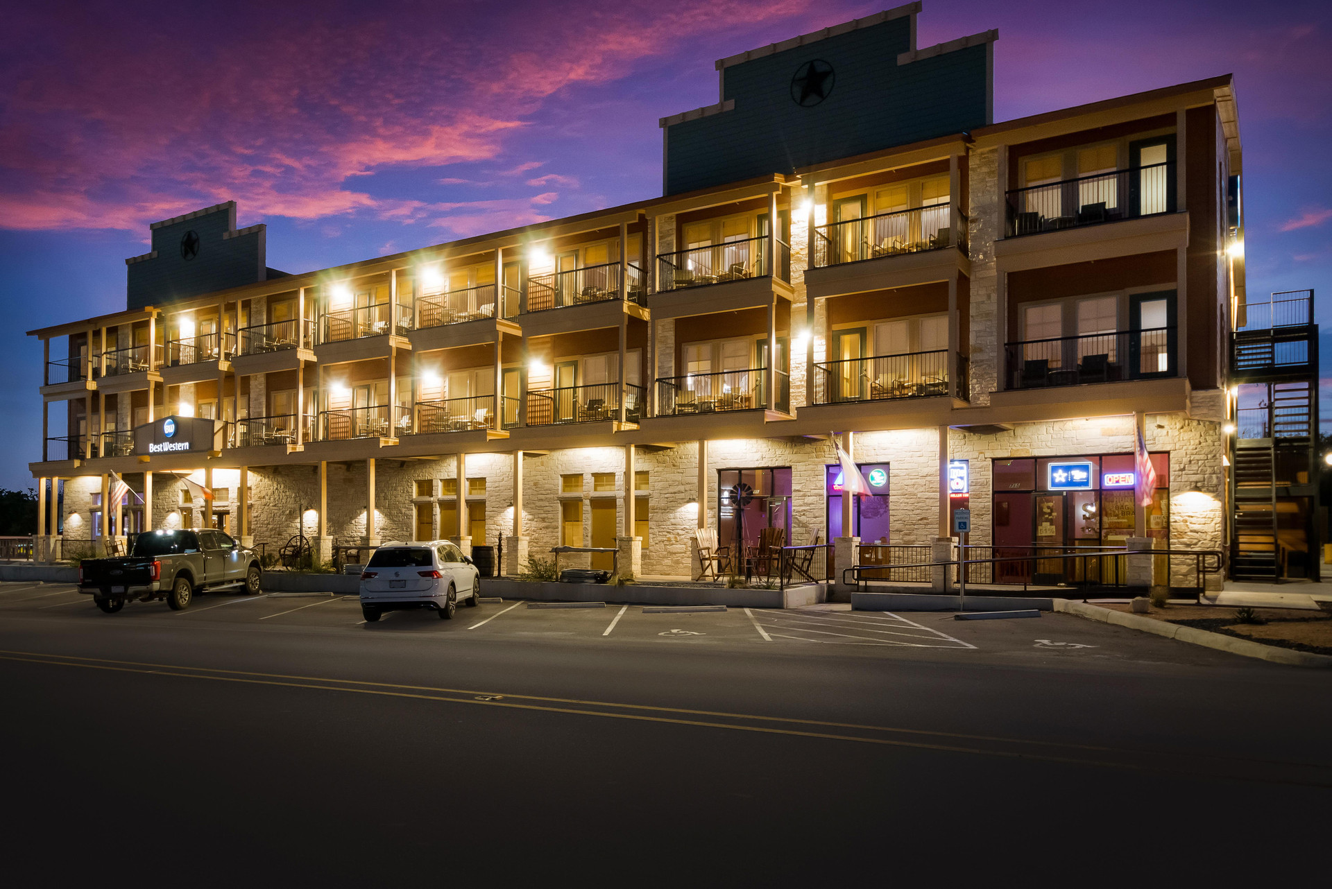Vista Exterior Best Western Bandera Suites & Saloon