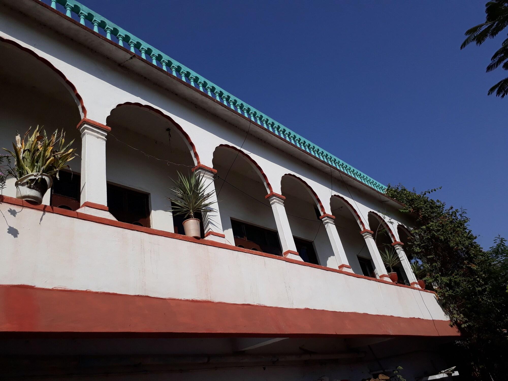 Vista Exterior Hotel Plaza Khajuraho