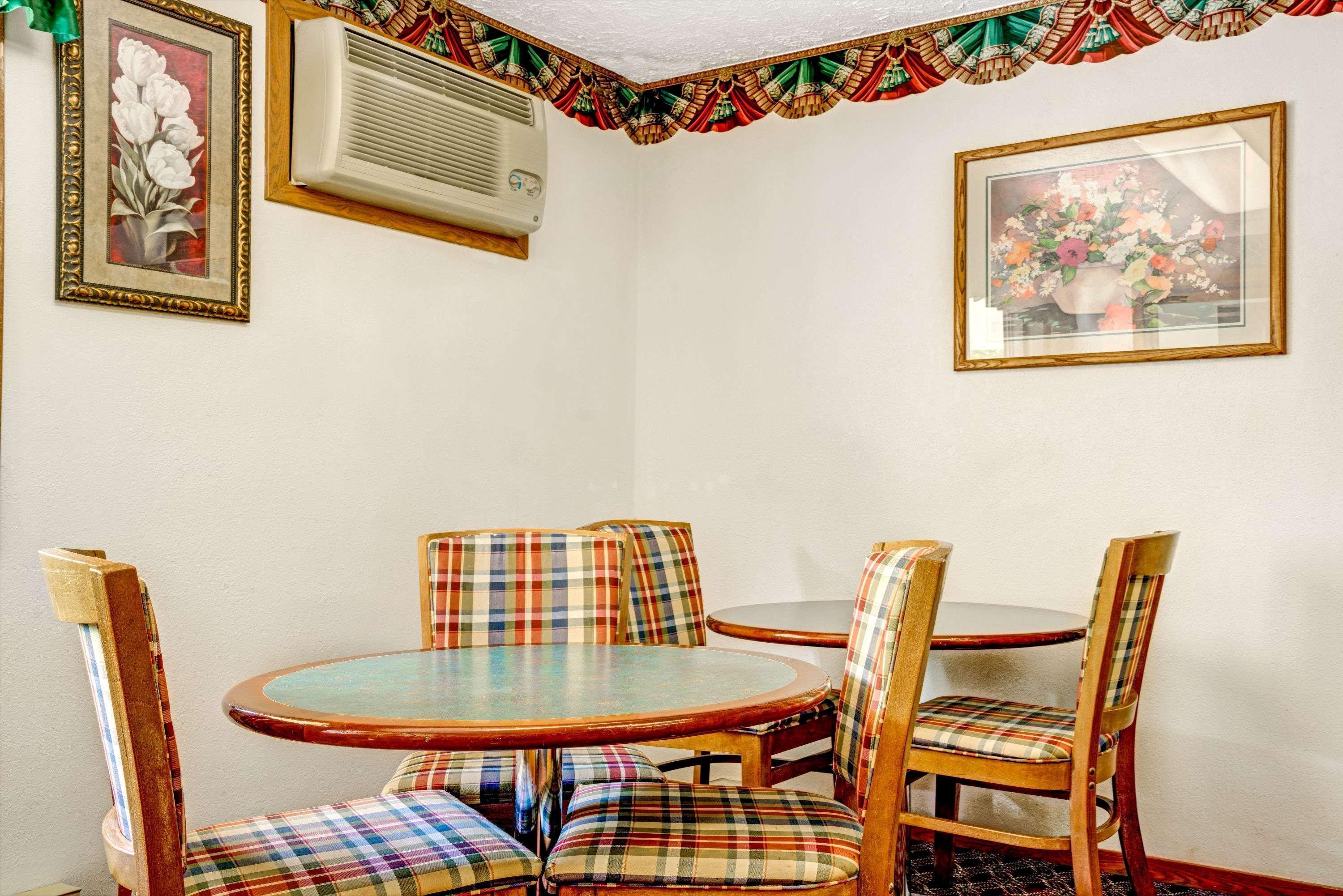 Vista Lobby Super 8 by Wyndham Chaska