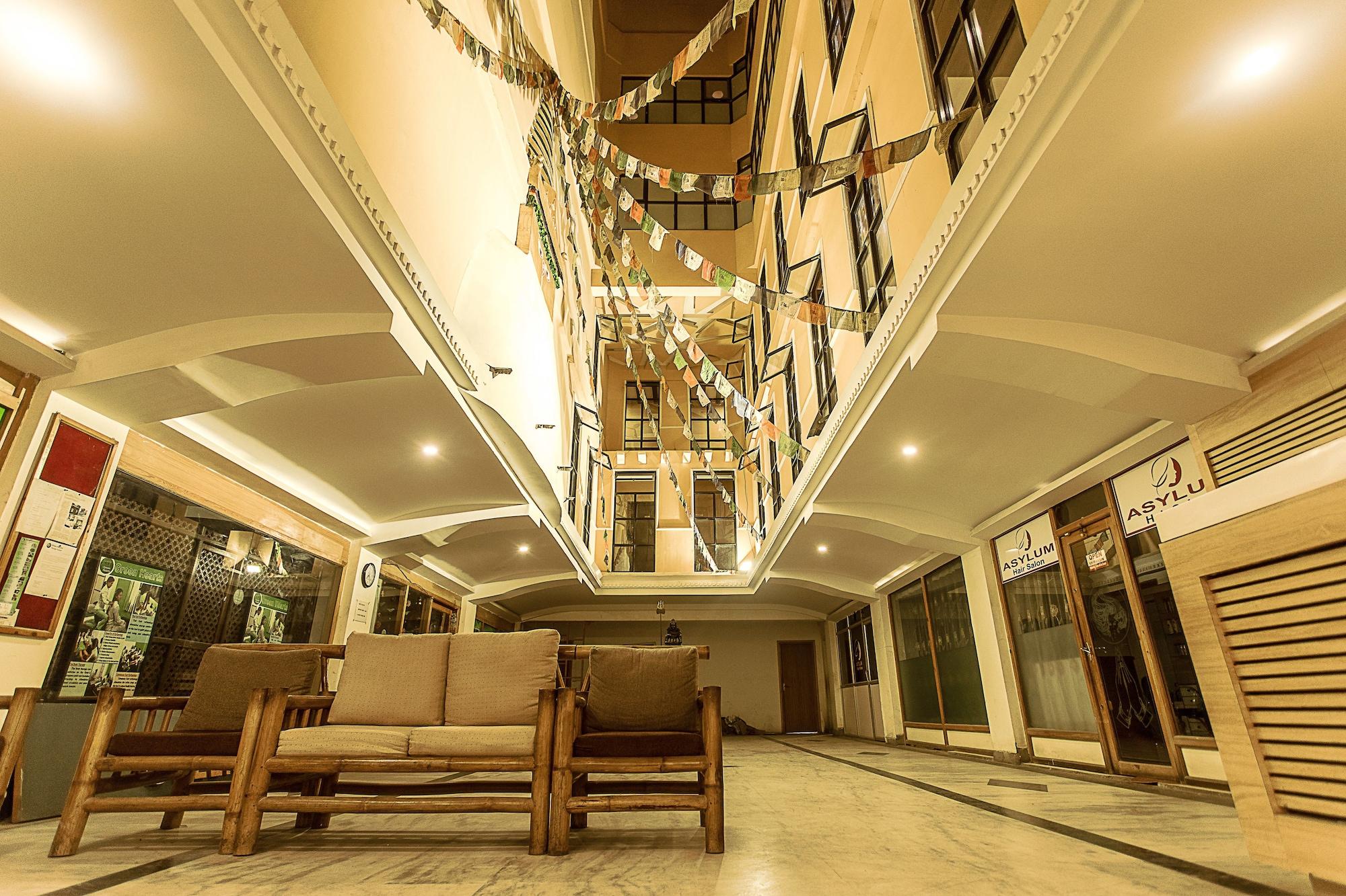 Vista Lobby Gaju Suite Hotel