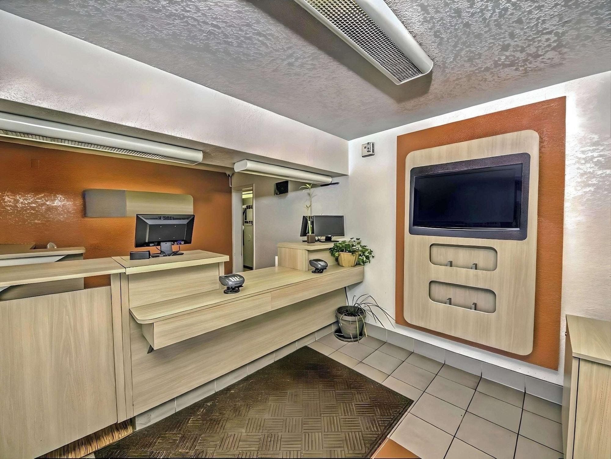 Vista Lobby Park Inn by Radisson, Colorado Springs