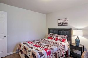 Alquiler Vacacional - Family Mountain Retreat: 3Bd with 8p hot tub, 80 AC conservation land backyard !
